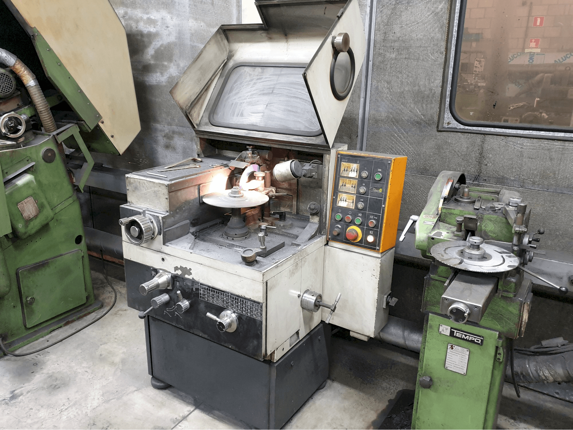 Recht aanzicht van Loroch K400 machine