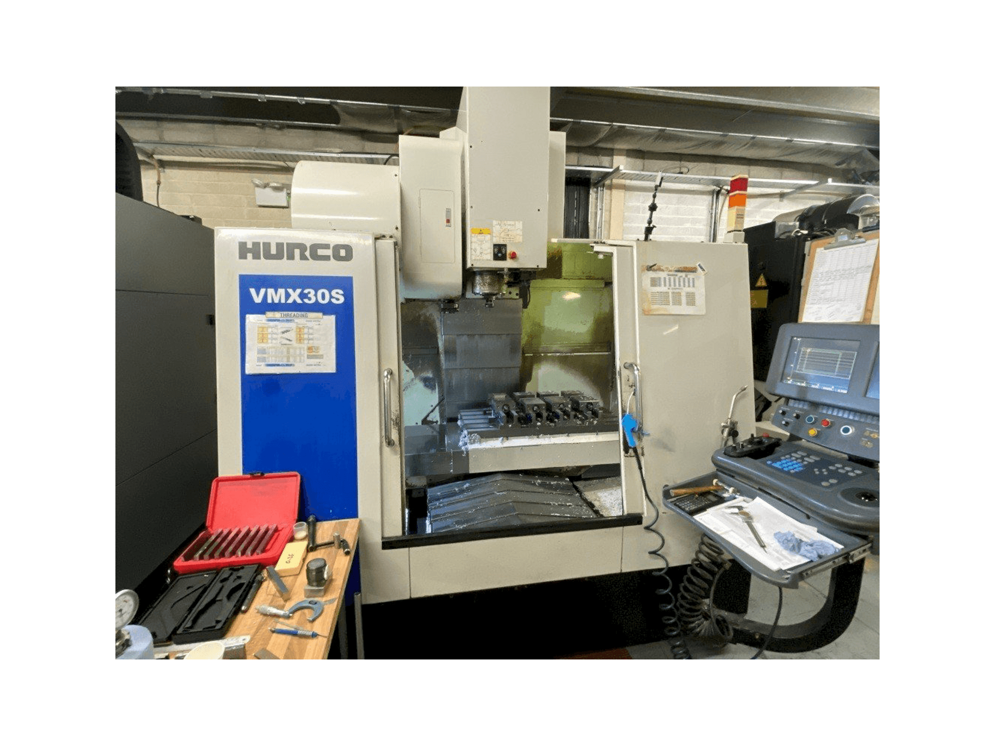 Vooraanzicht van Hurco VMX30S machine