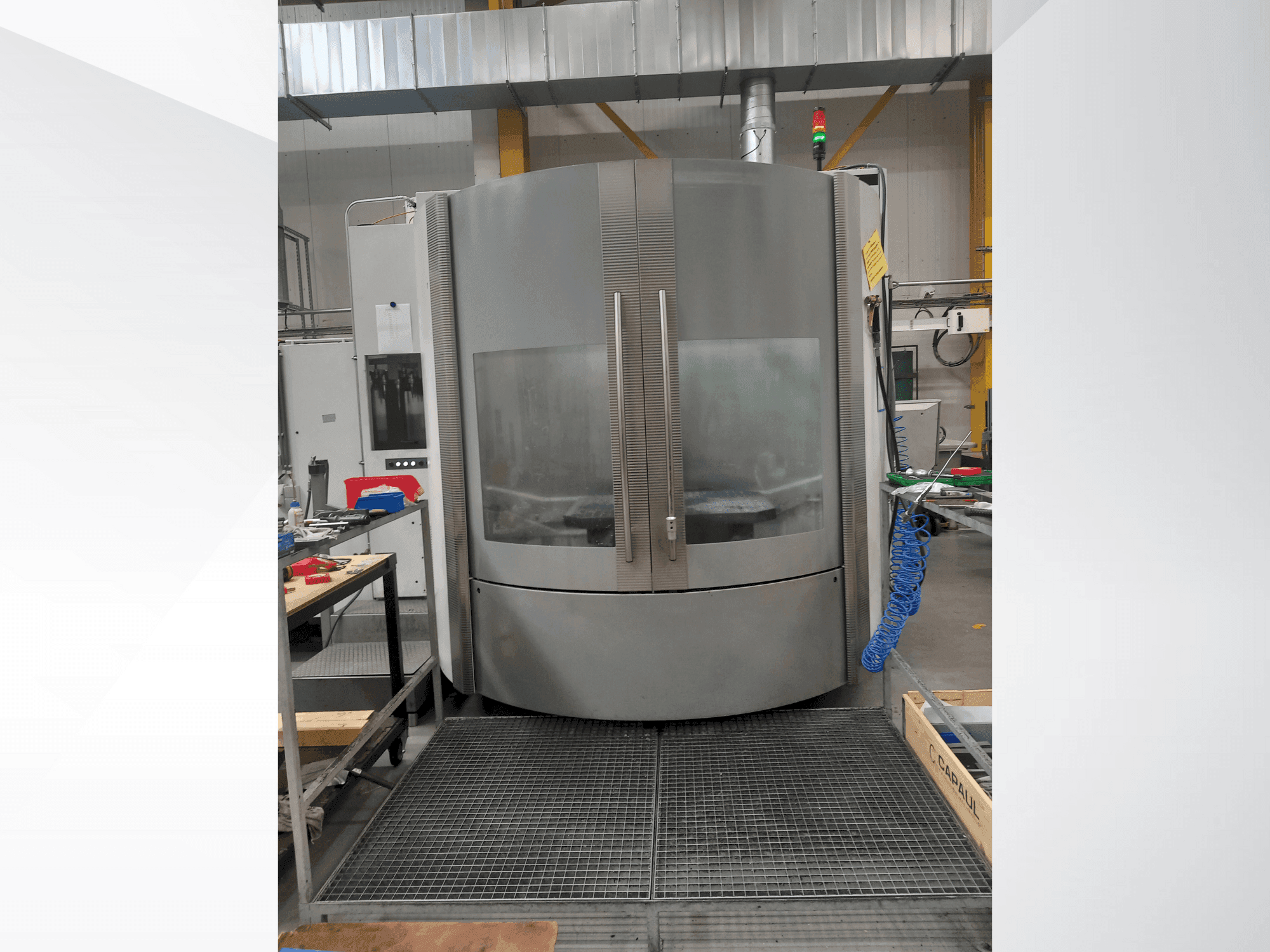 Vooraanzicht van DMG DECKEL MAHO DMC 125U machine