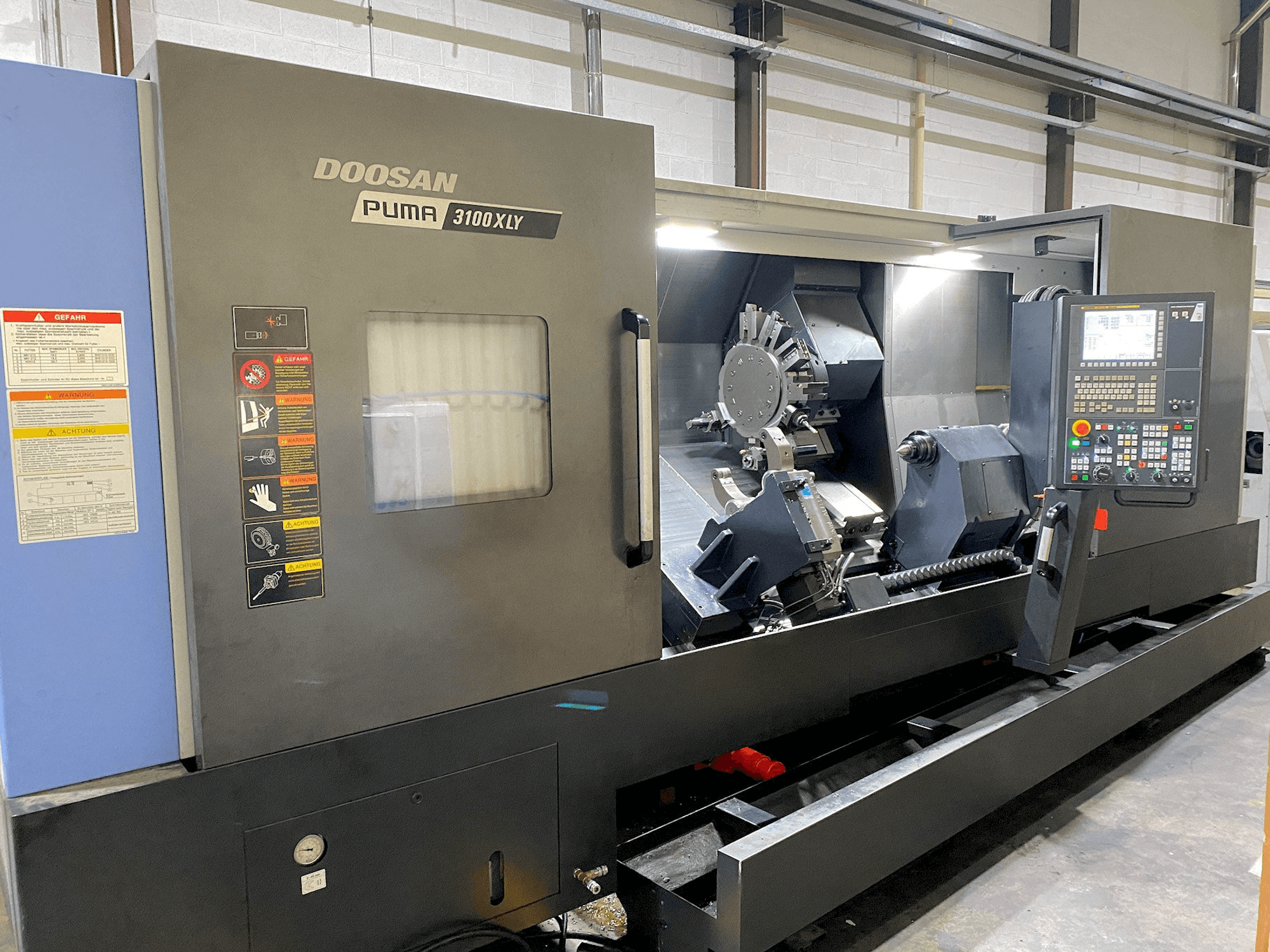 Vooraanzicht van Doosan Puma 3100XLY machine