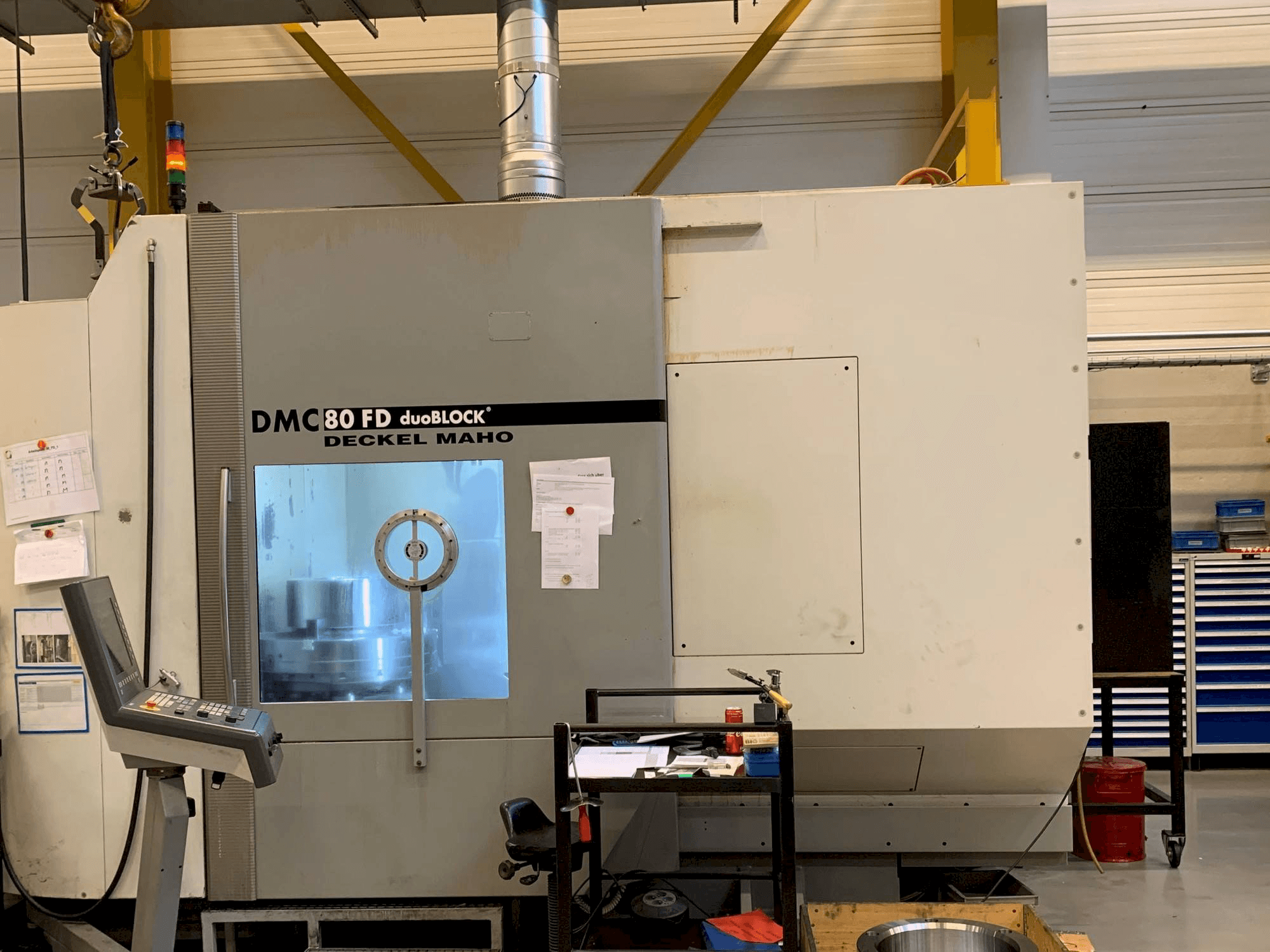 Vooraanzicht van DECKEL MAHO DMC 80 FD duoBLOCK machine