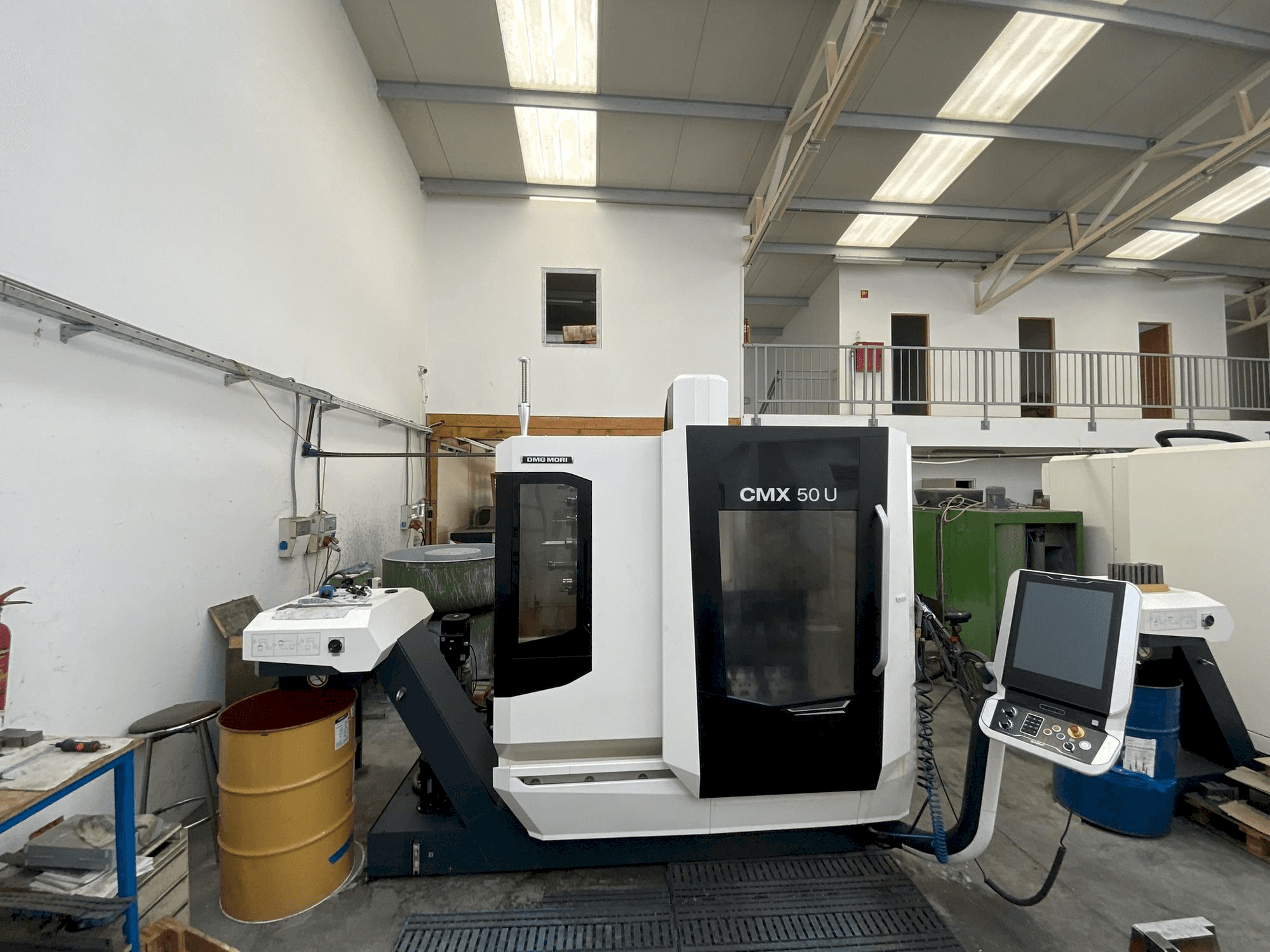 Vooraanzicht van DMG MORI CMX 50 U machine