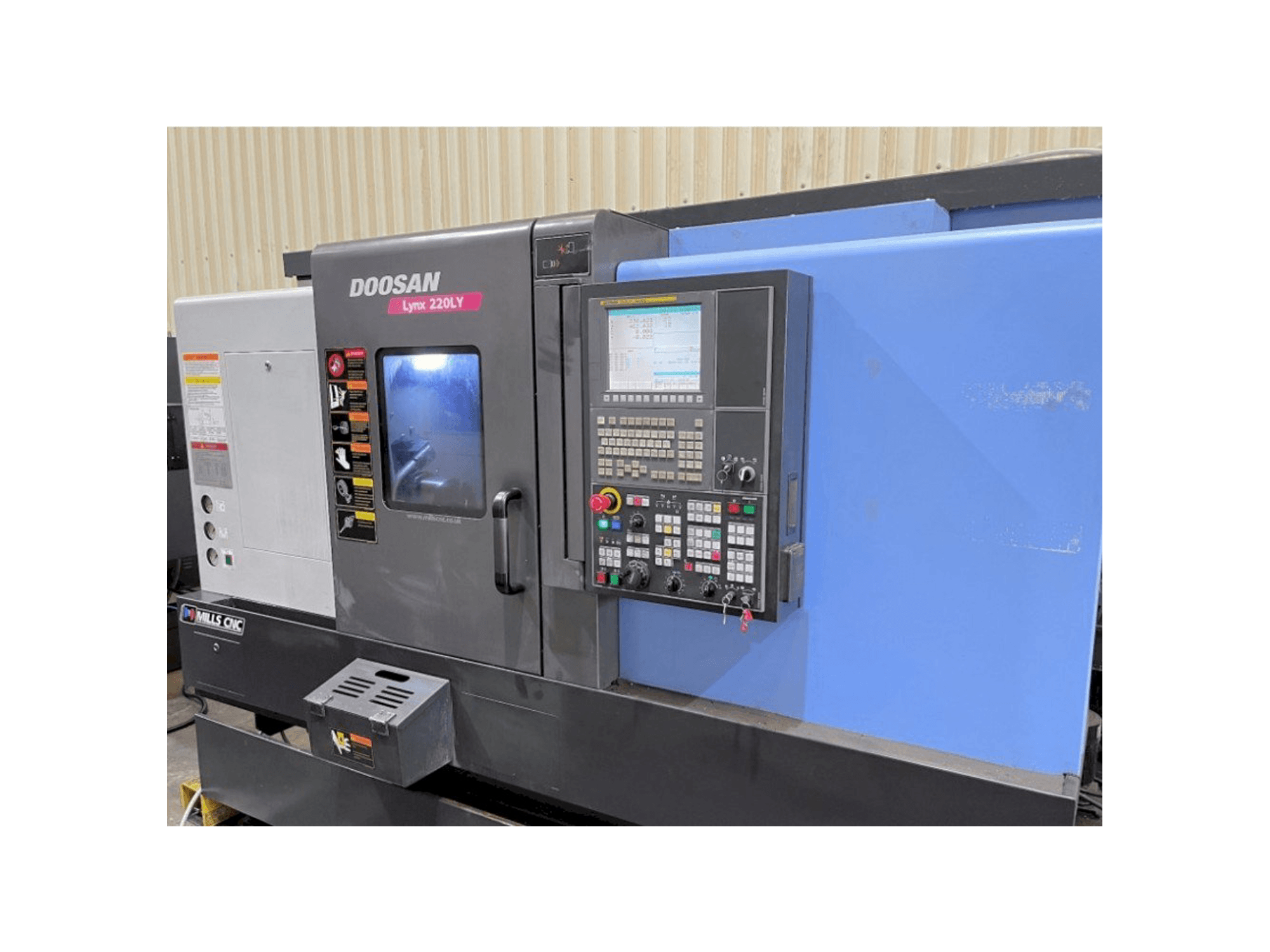 Vooraanzicht van Doosan Lynx 220LYC machine