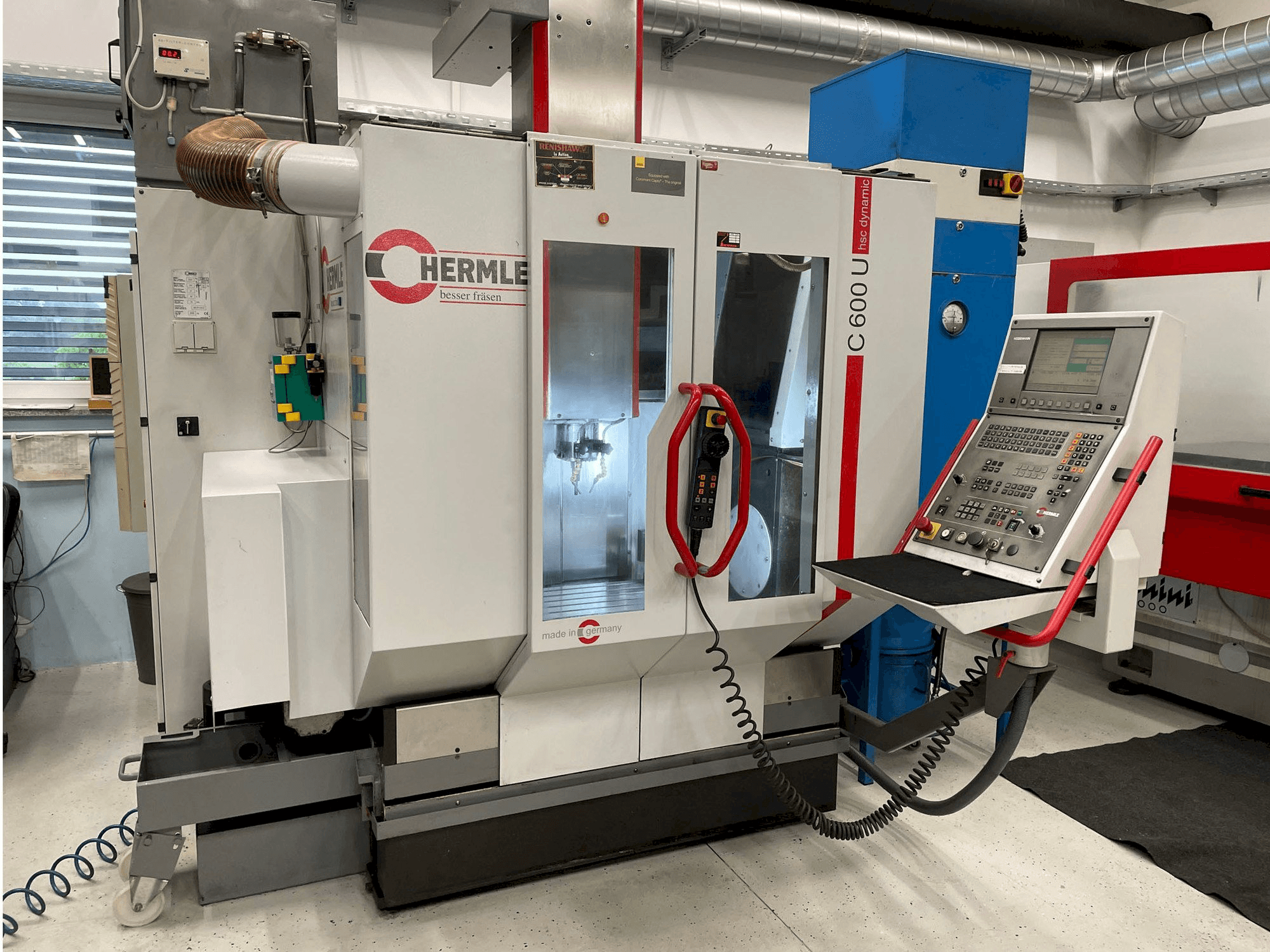 Vooraanzicht van HERMLE C600U machine