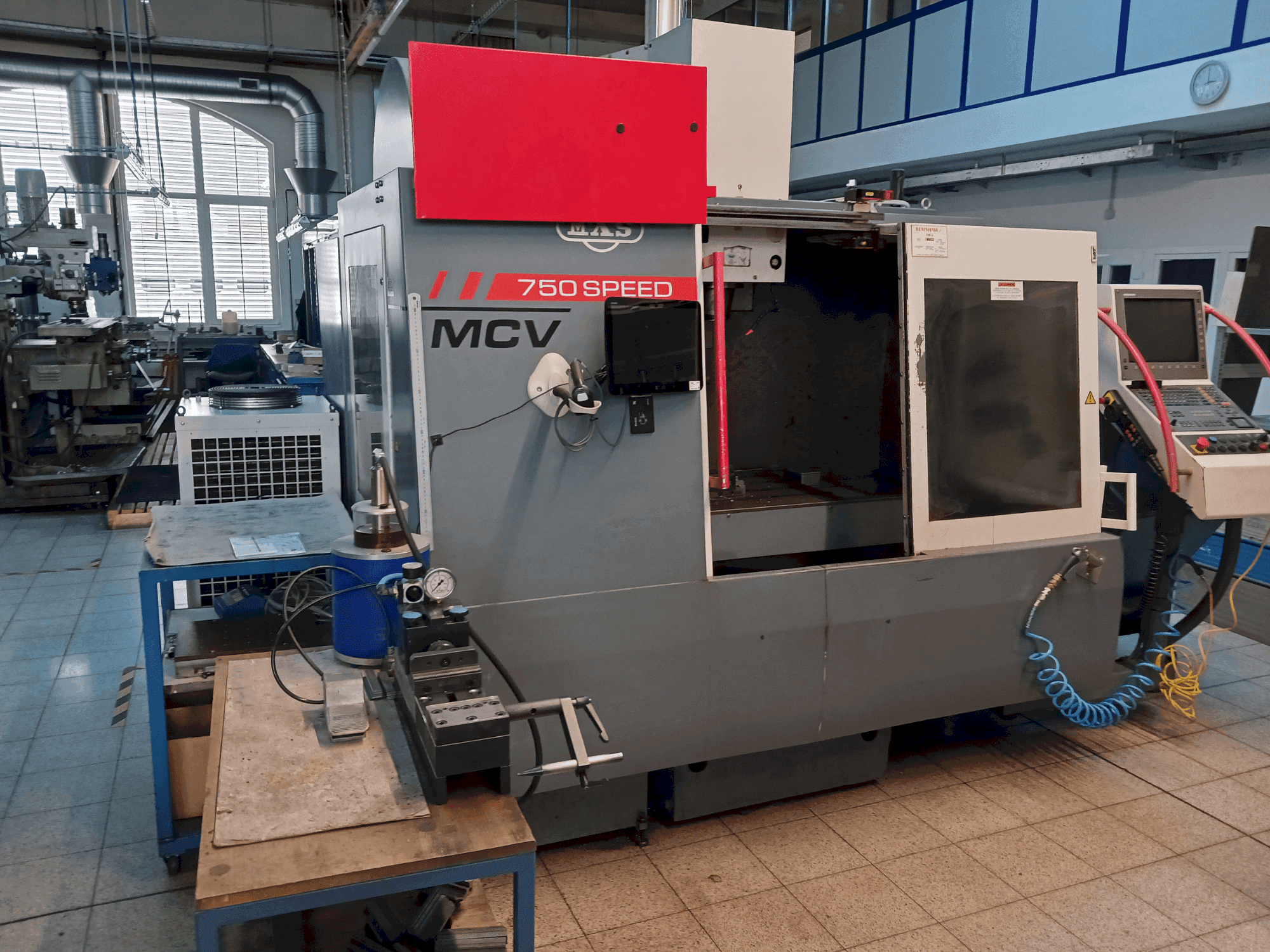 Vooraanzicht van KOVOSVIT MAS MCV 750 Speed machine