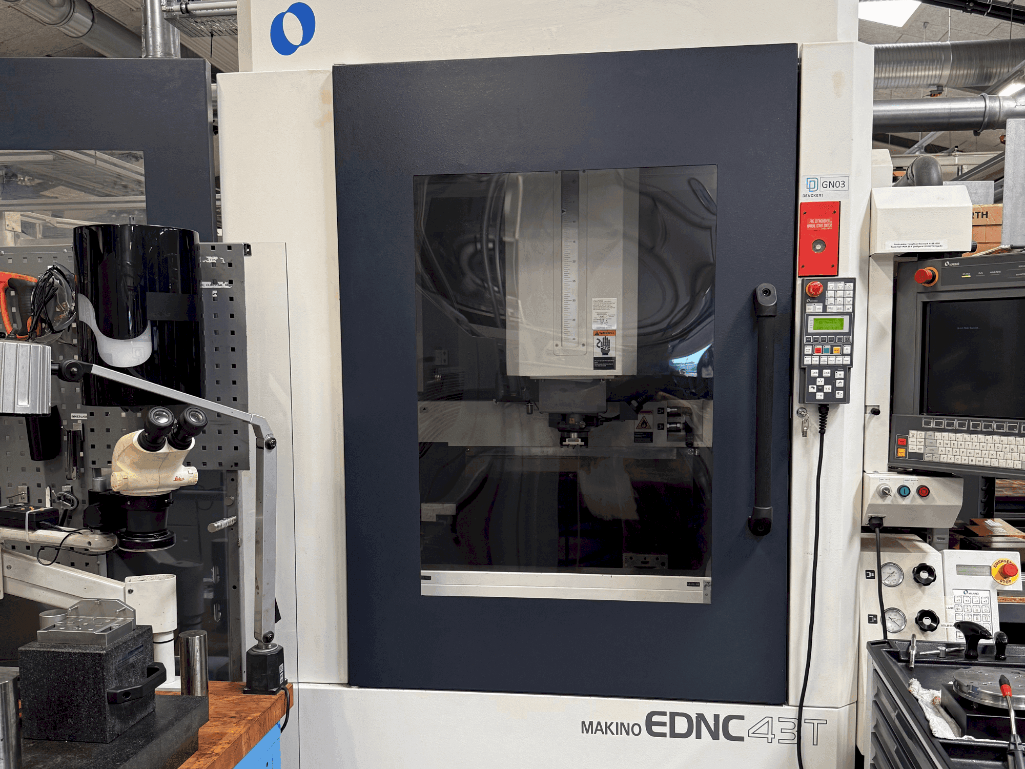 Vooraanzicht van Makino EDNC 43T incl. Erowa Robot 120 pcs machine