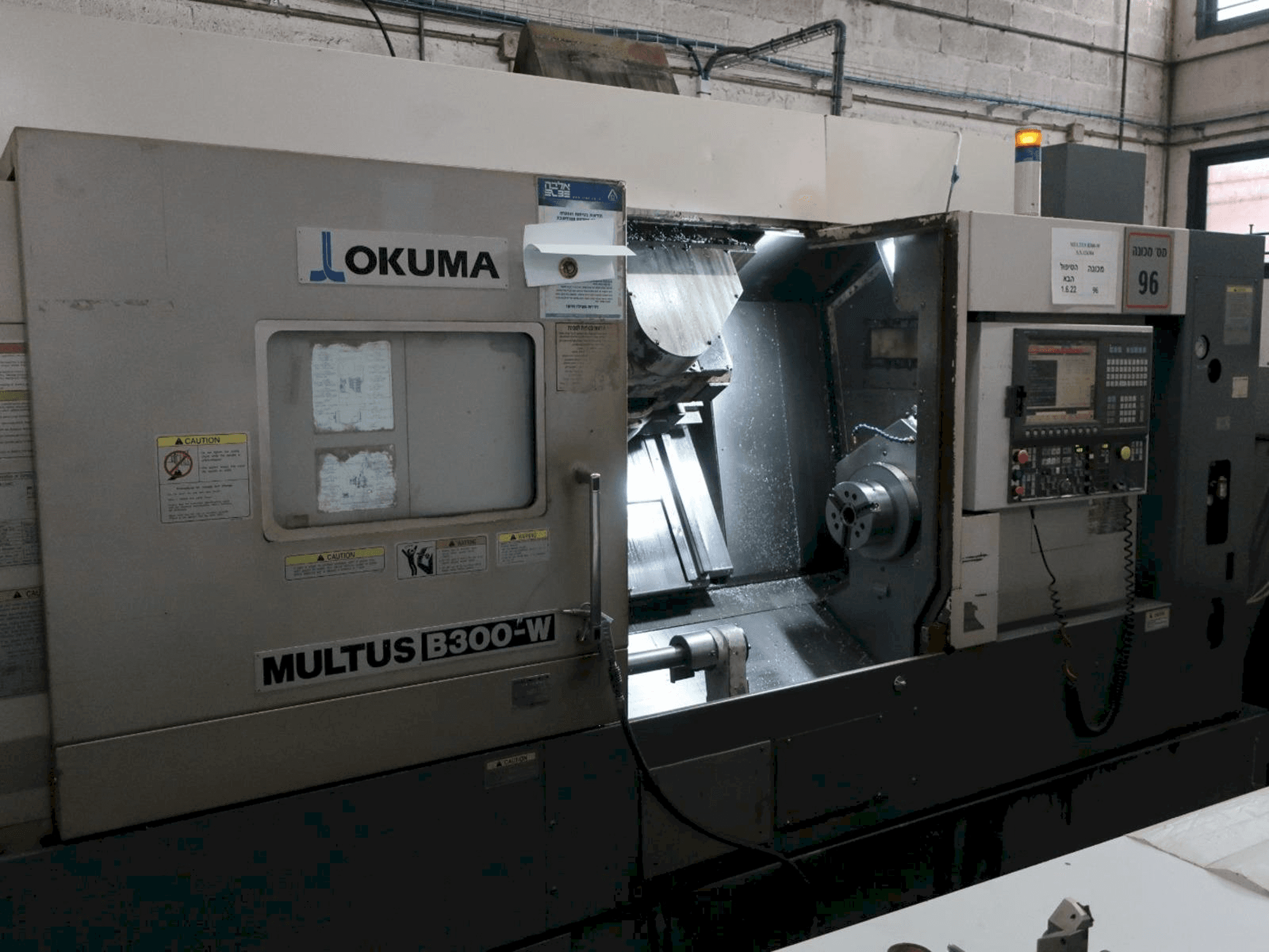 Vooraanzicht van Okuma MULTUS B300-W machine