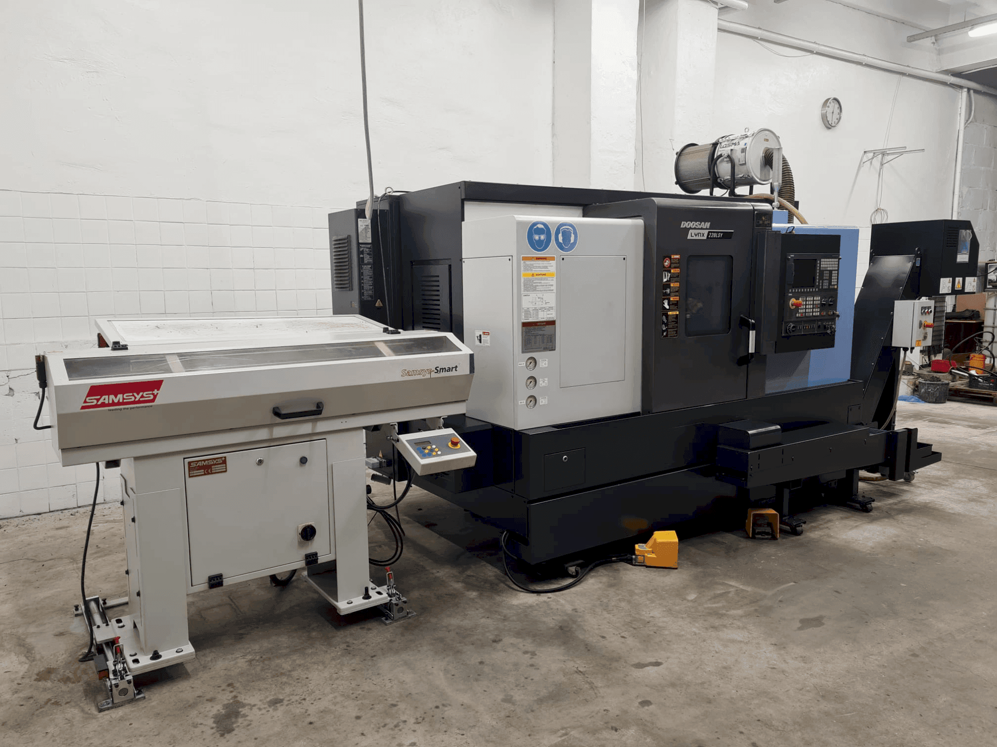 Vooraanzicht van DOOSAN LYNX 220 LSYC machine