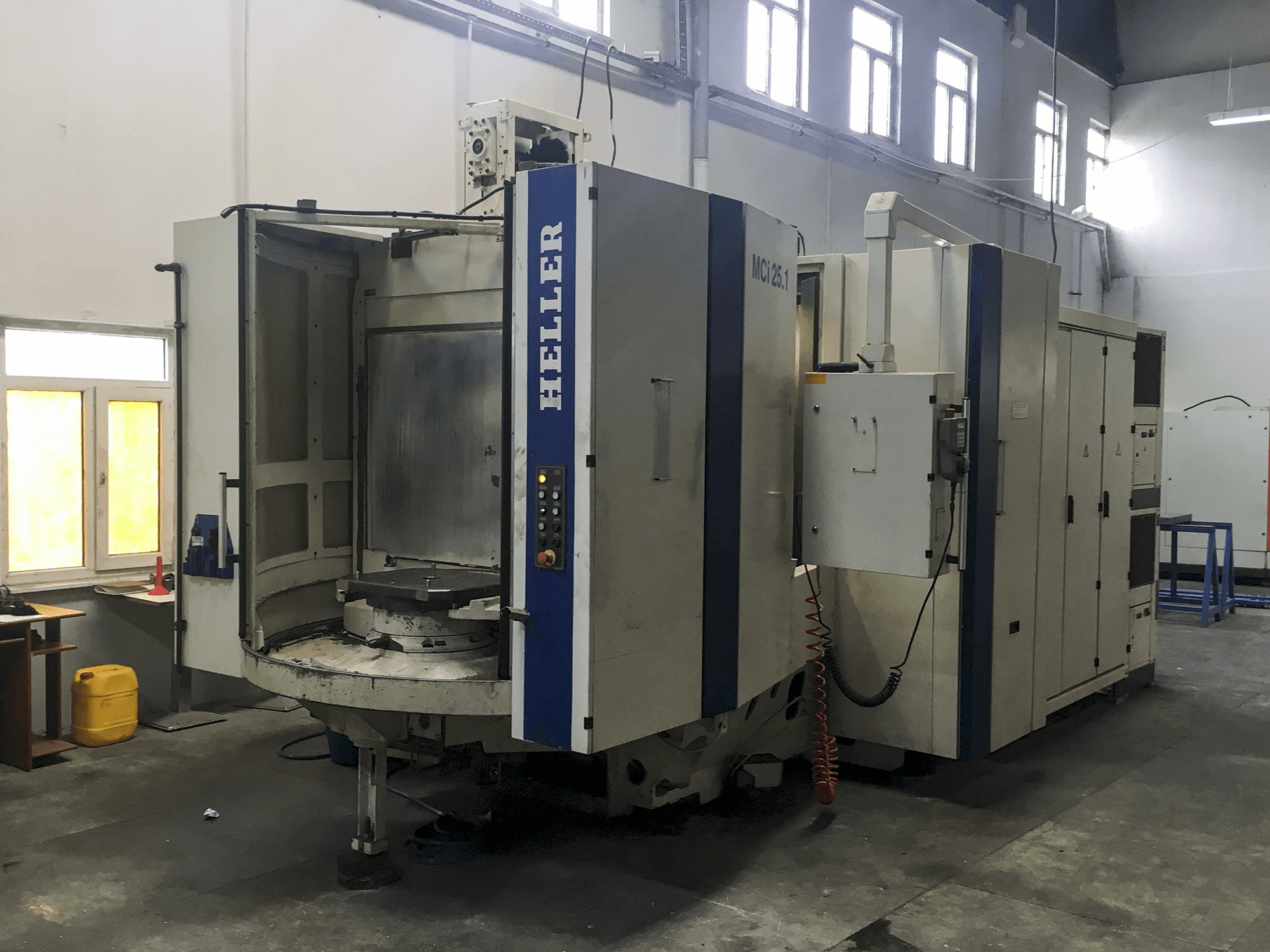 Links zicht van HELLER MCi 25 machine