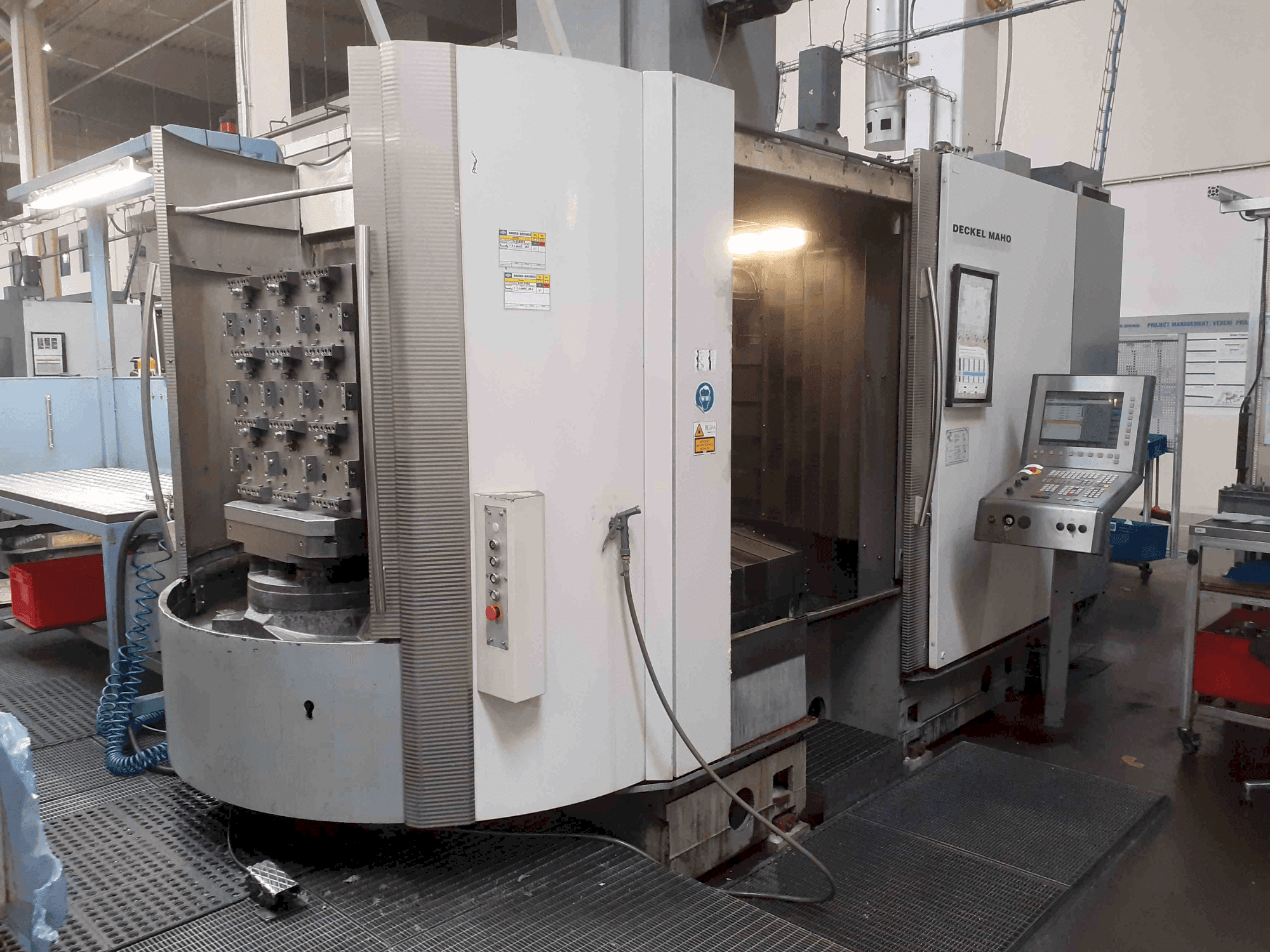 Vooraanzicht van DECKEL MAHO DMC 80 H machine