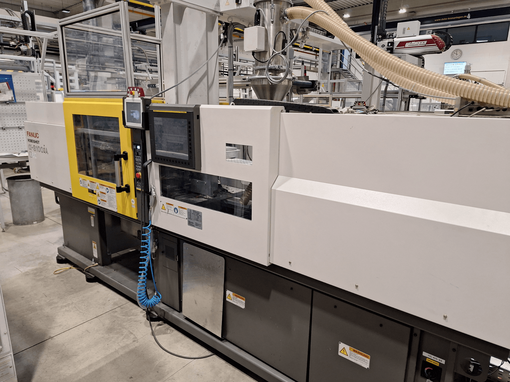 FANUC Roboshot α-S300iA spuitgietmachine, vooraanzicht, met bedieningspaneel en zichtbare industriële componenten.