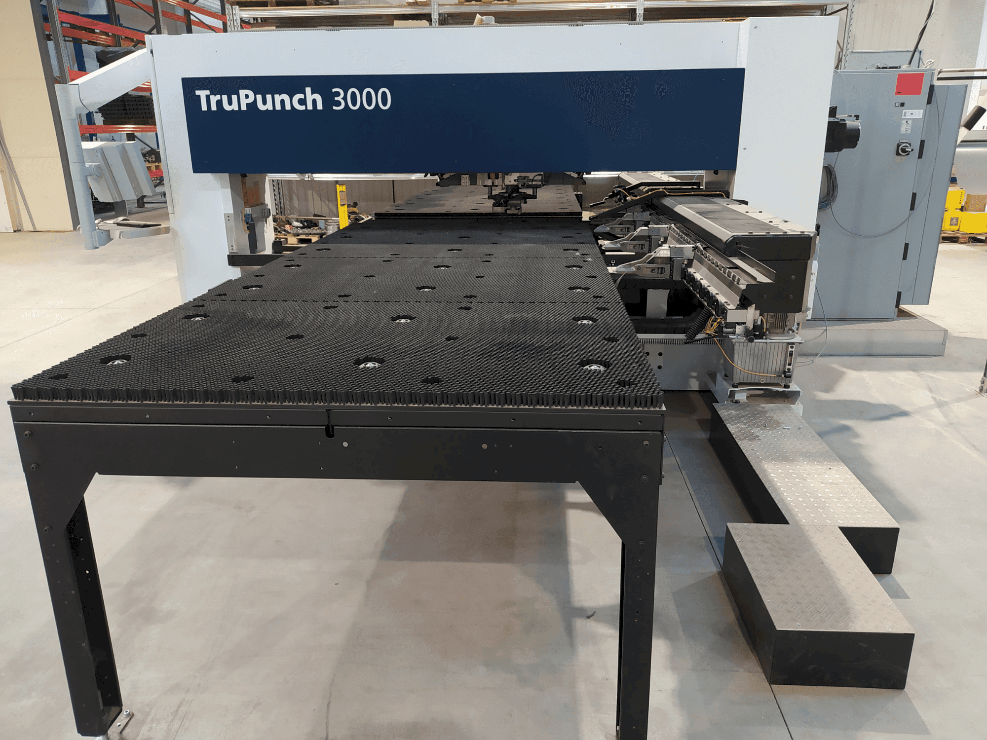 Vooraanzicht van TRUMPF TruPunch 3000 machine