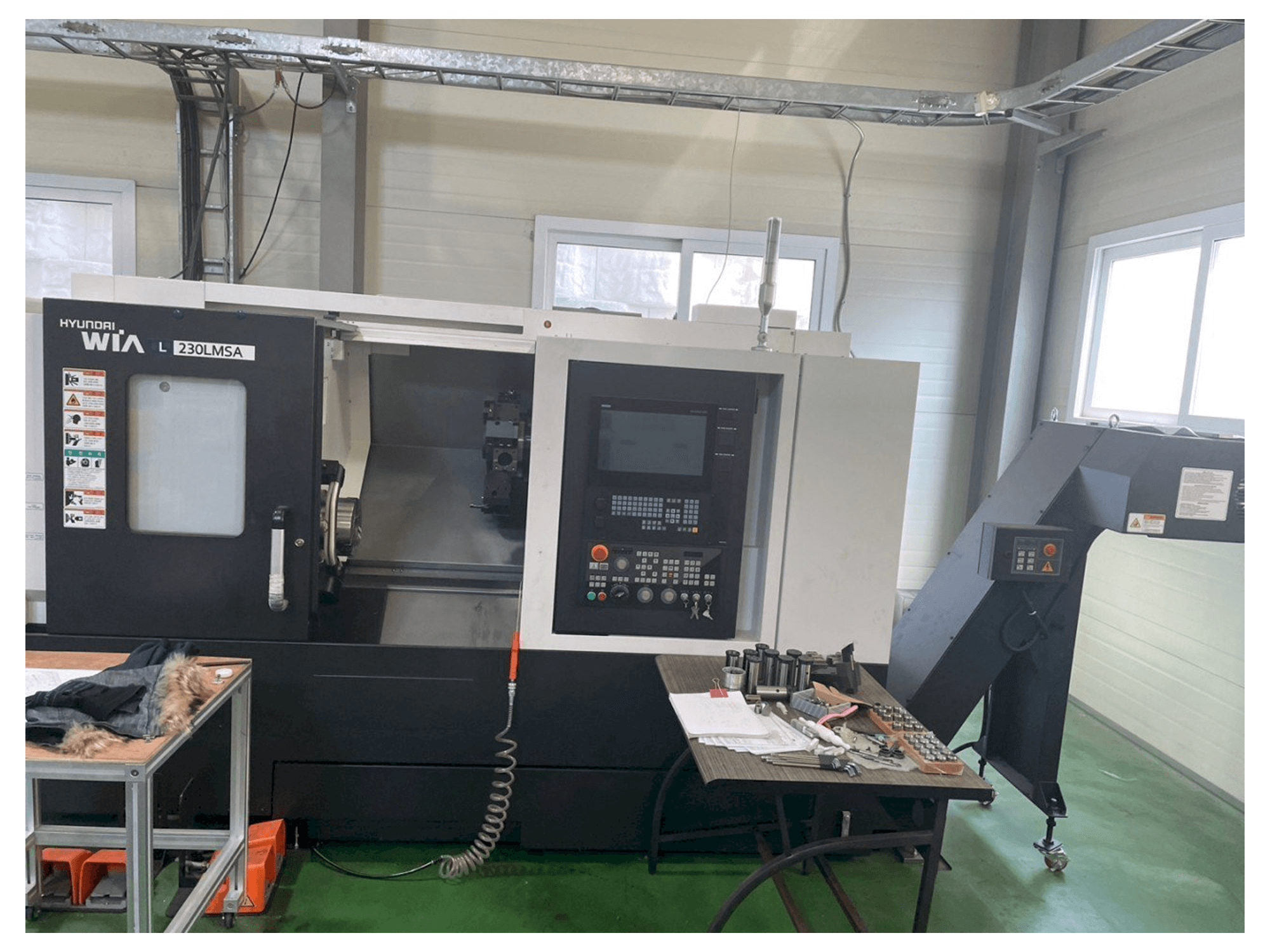 Vooraanzicht van Hyundai Wia L 230LMSA machine