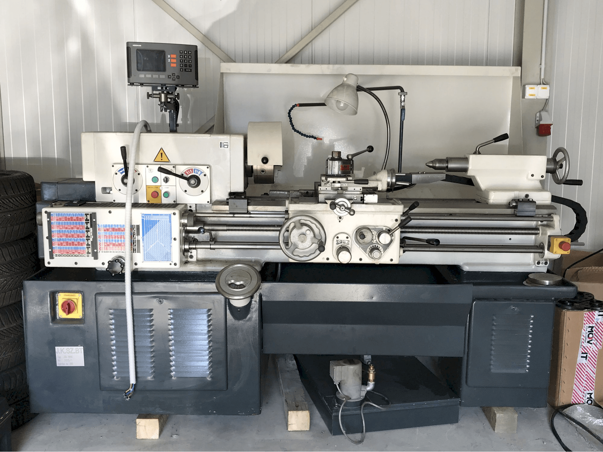 Vooraanzicht van TOS JSV-18RA machine