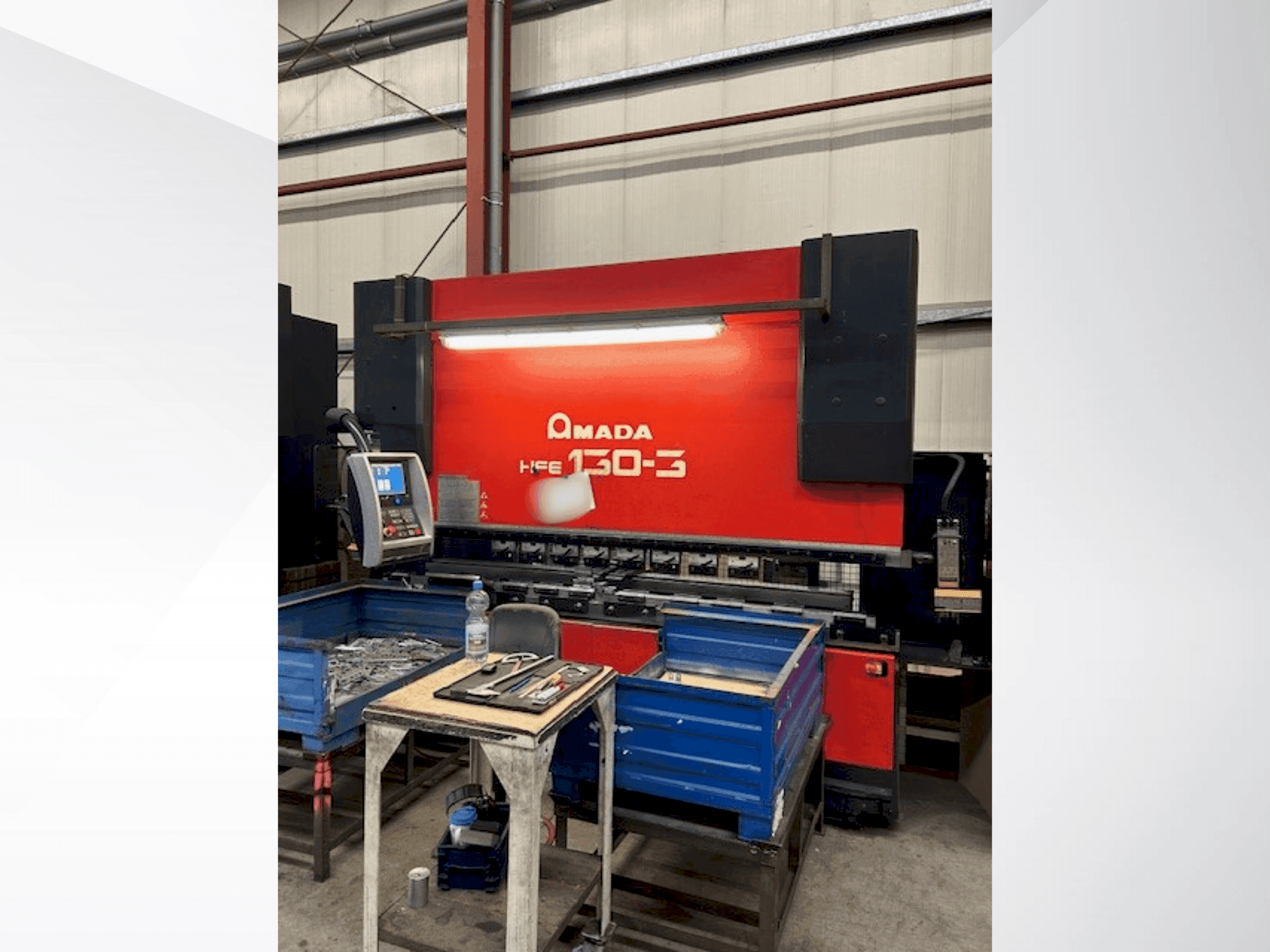 Vooraanzicht van AMADA HFE 130-3 machine