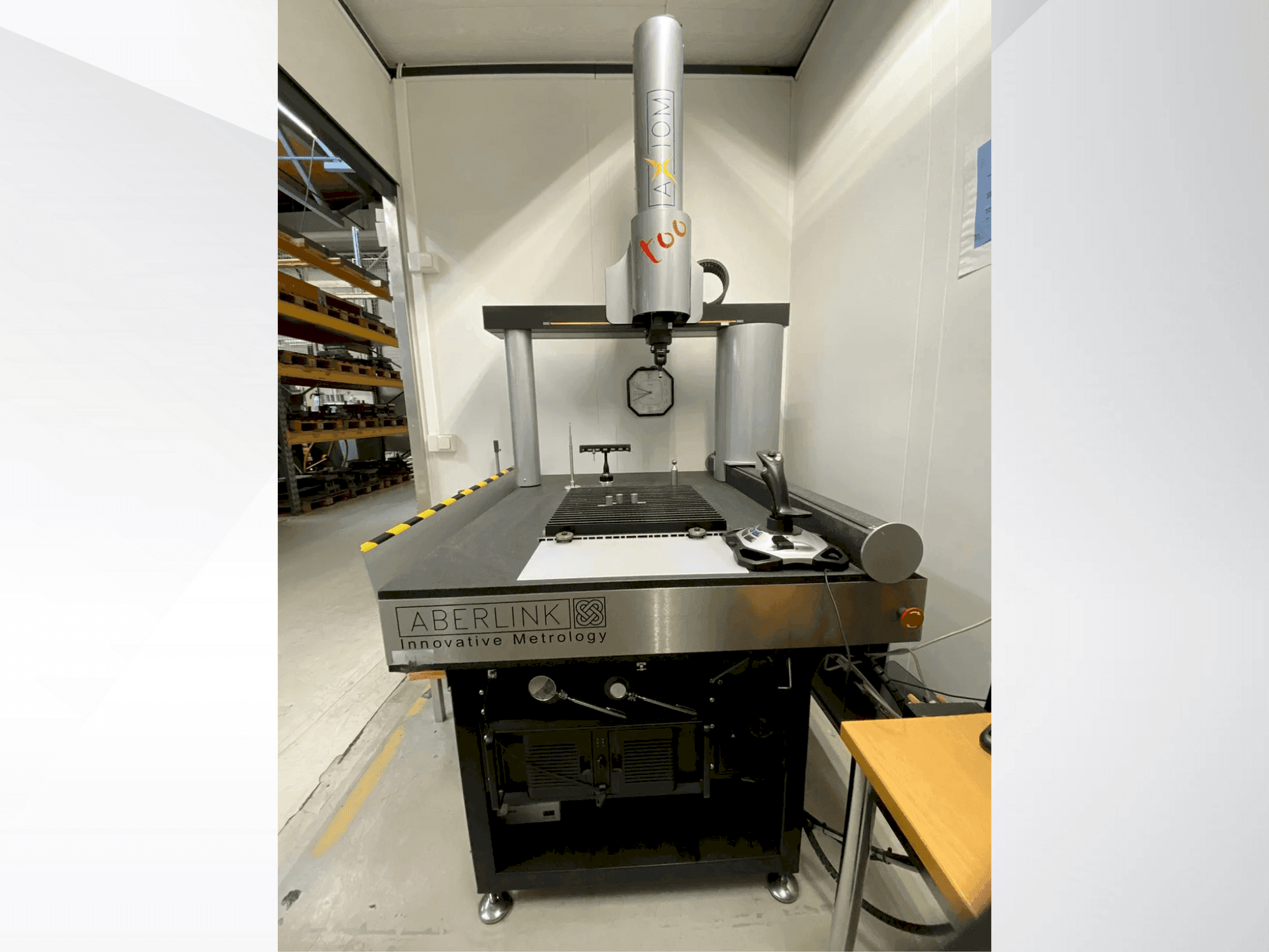 Vooraanzicht van ABERLINK Axiom Too CNC machine