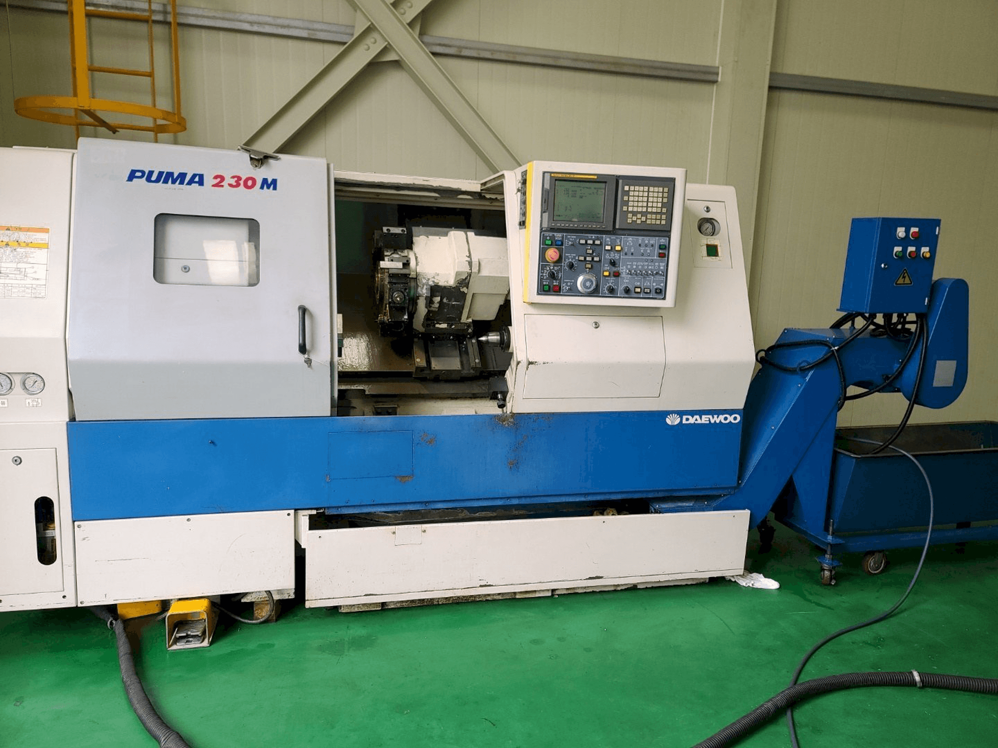 Vooraanzicht van Doosan PUMA 230MB machine