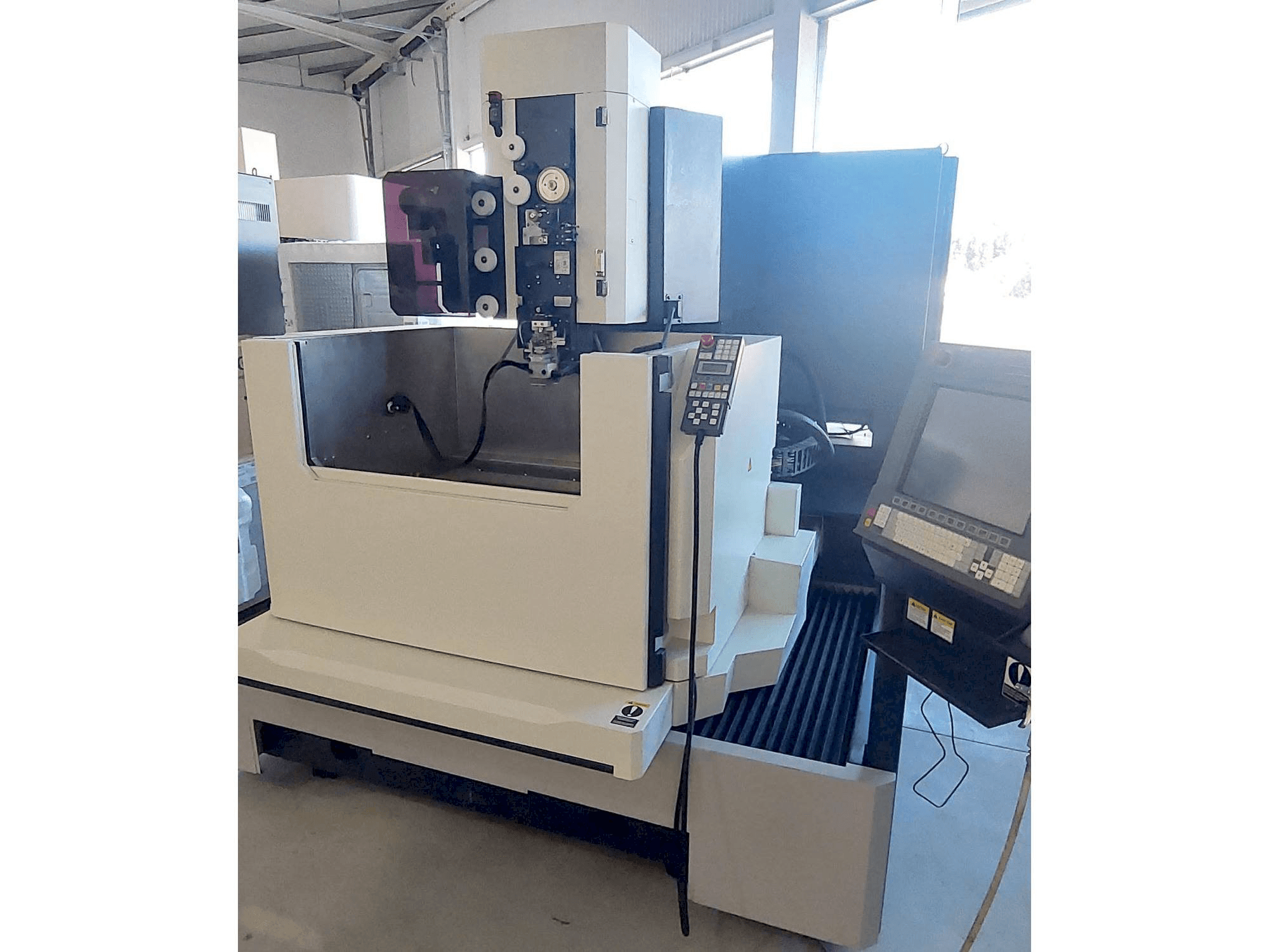 Vooraanzicht van Makino DUO 64 machine