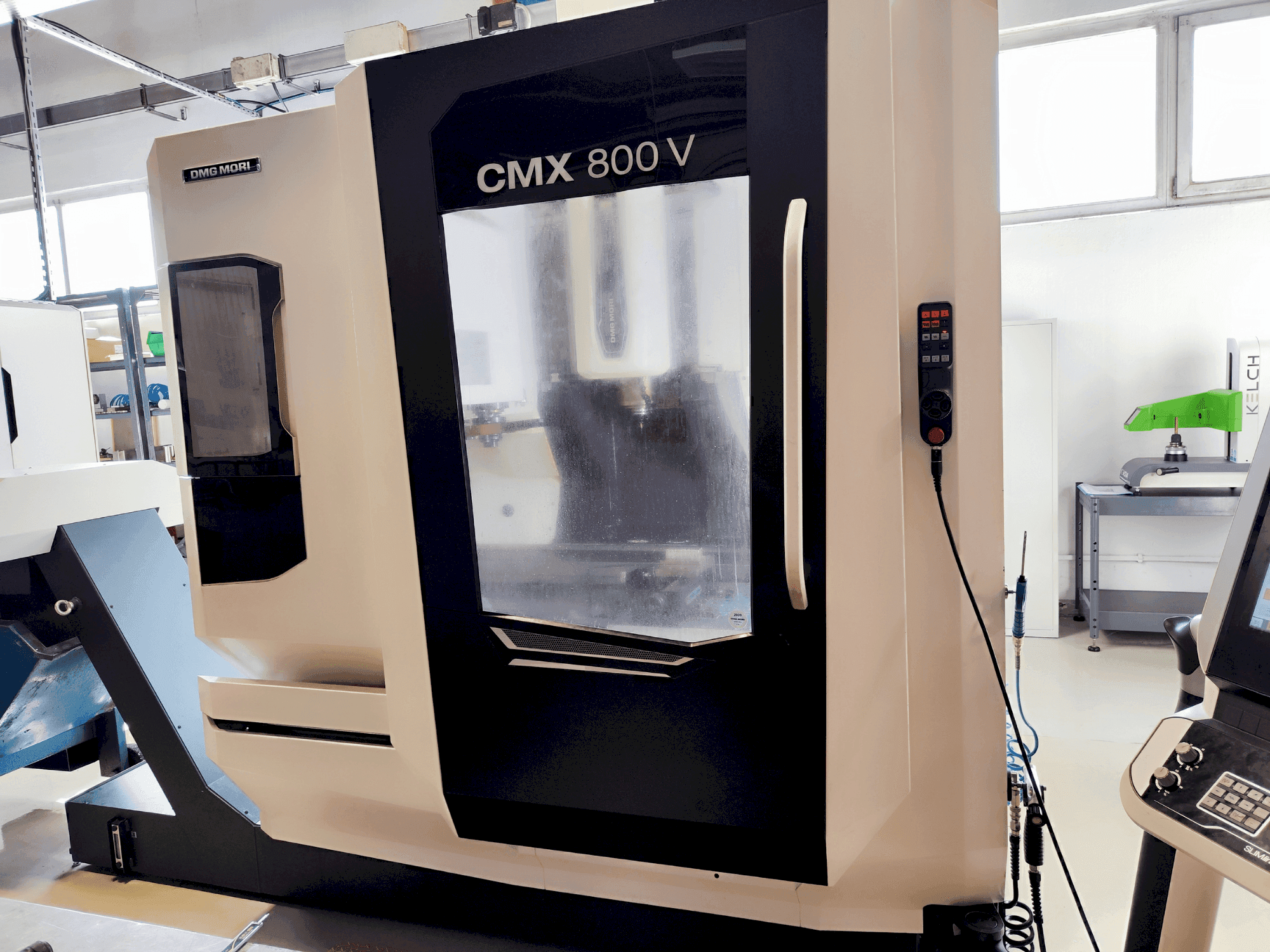 Vooraanzicht van DMG CMX 800 V machine