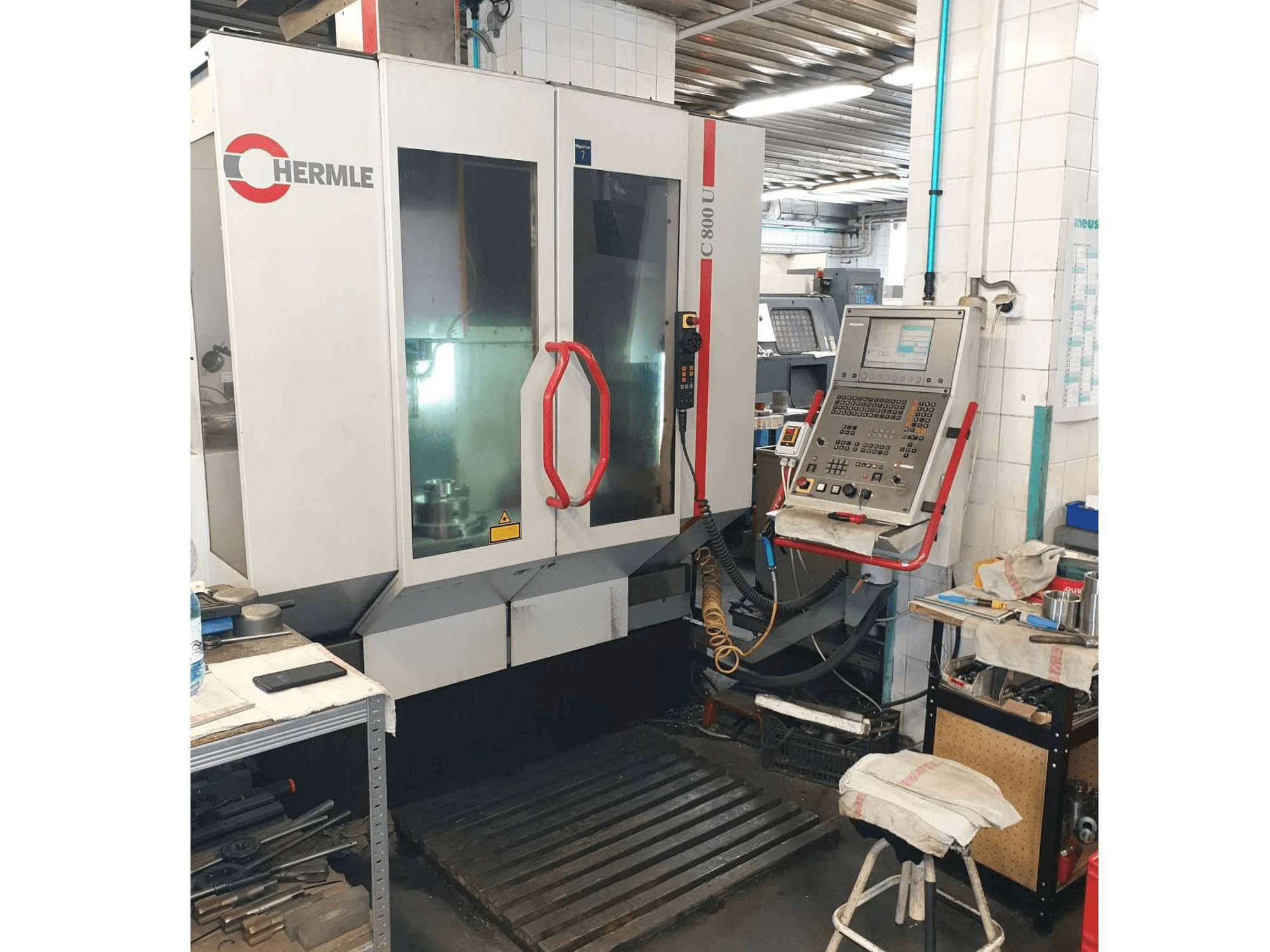 Vooraanzicht van HERMLE C800 U machine