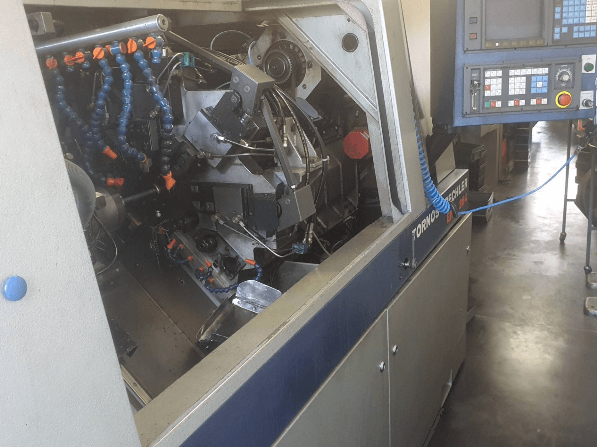 Vooraanzicht van Tornos-Bechler ENC 264 machine