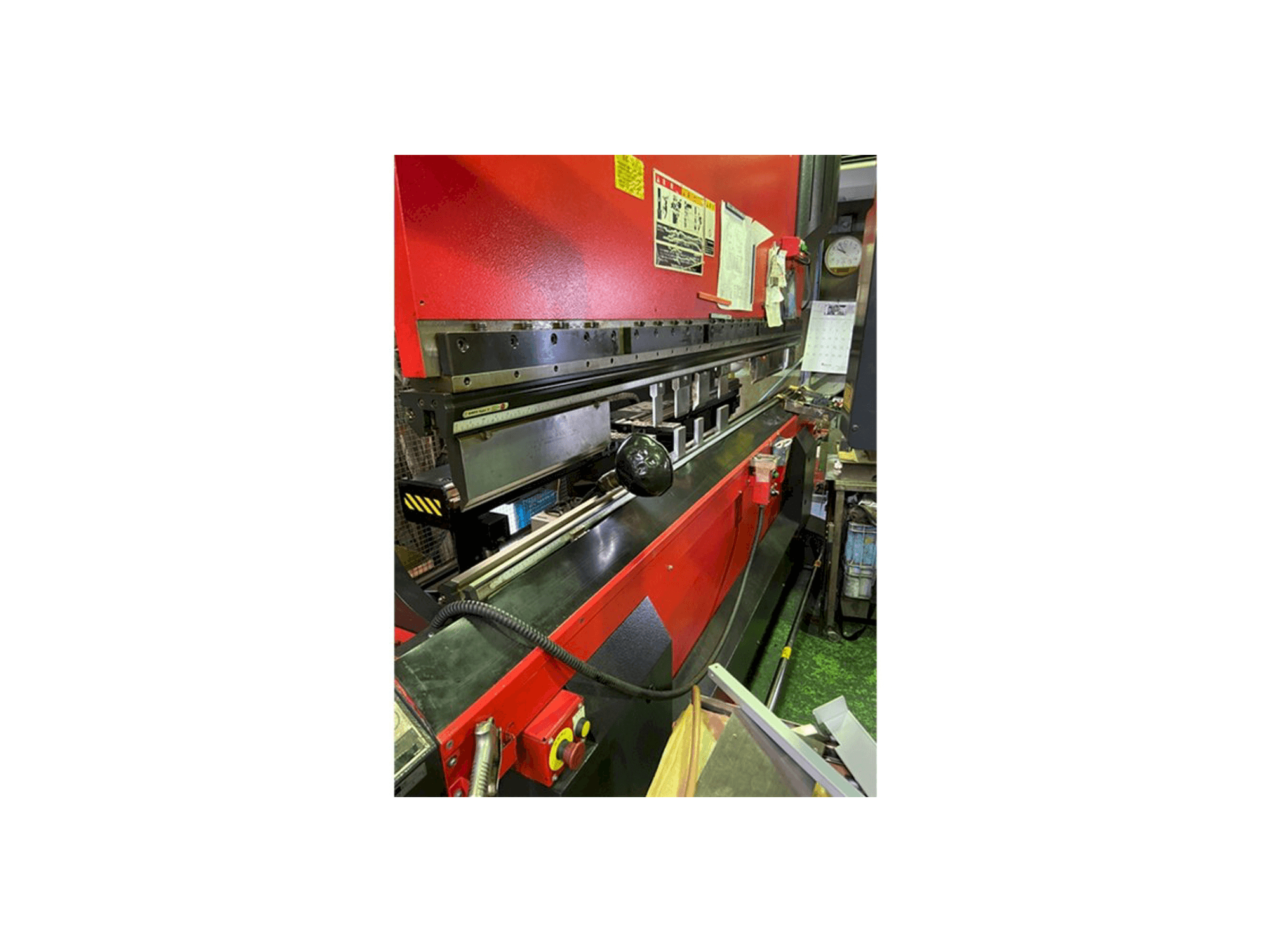 Linkerzijdeaanzicht van AMADA HDS 8025 NT machine