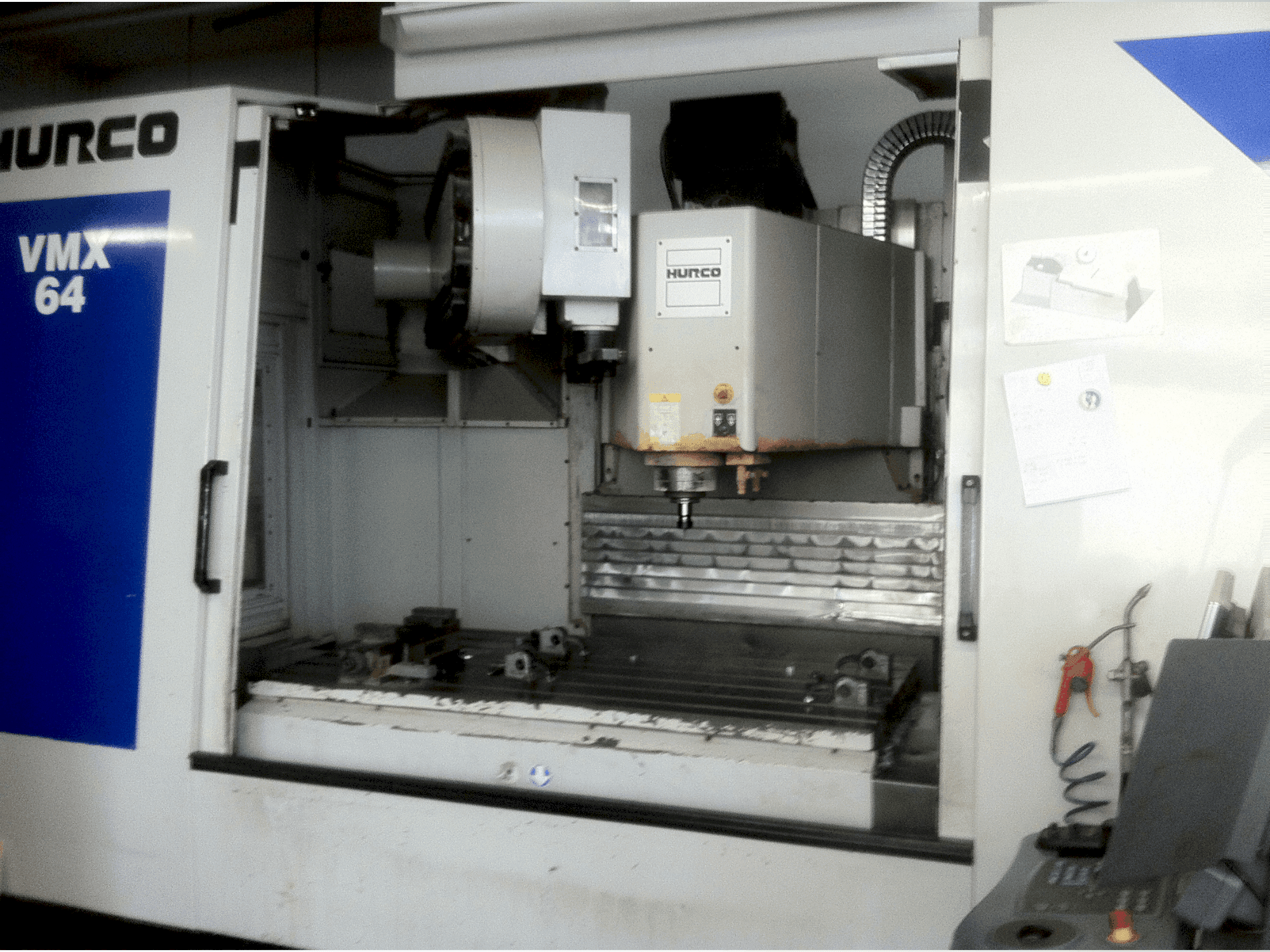 Vooraanzicht van Hurco VMX 64/50T machine