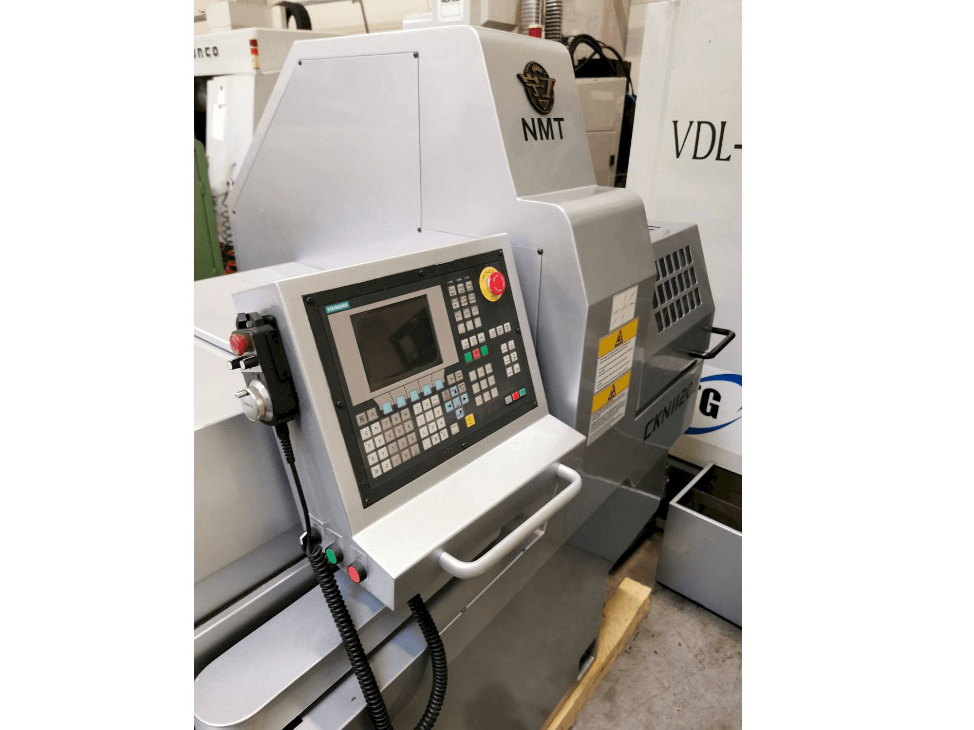 Vooraanzicht van NINGJIANG CKN1112II machine