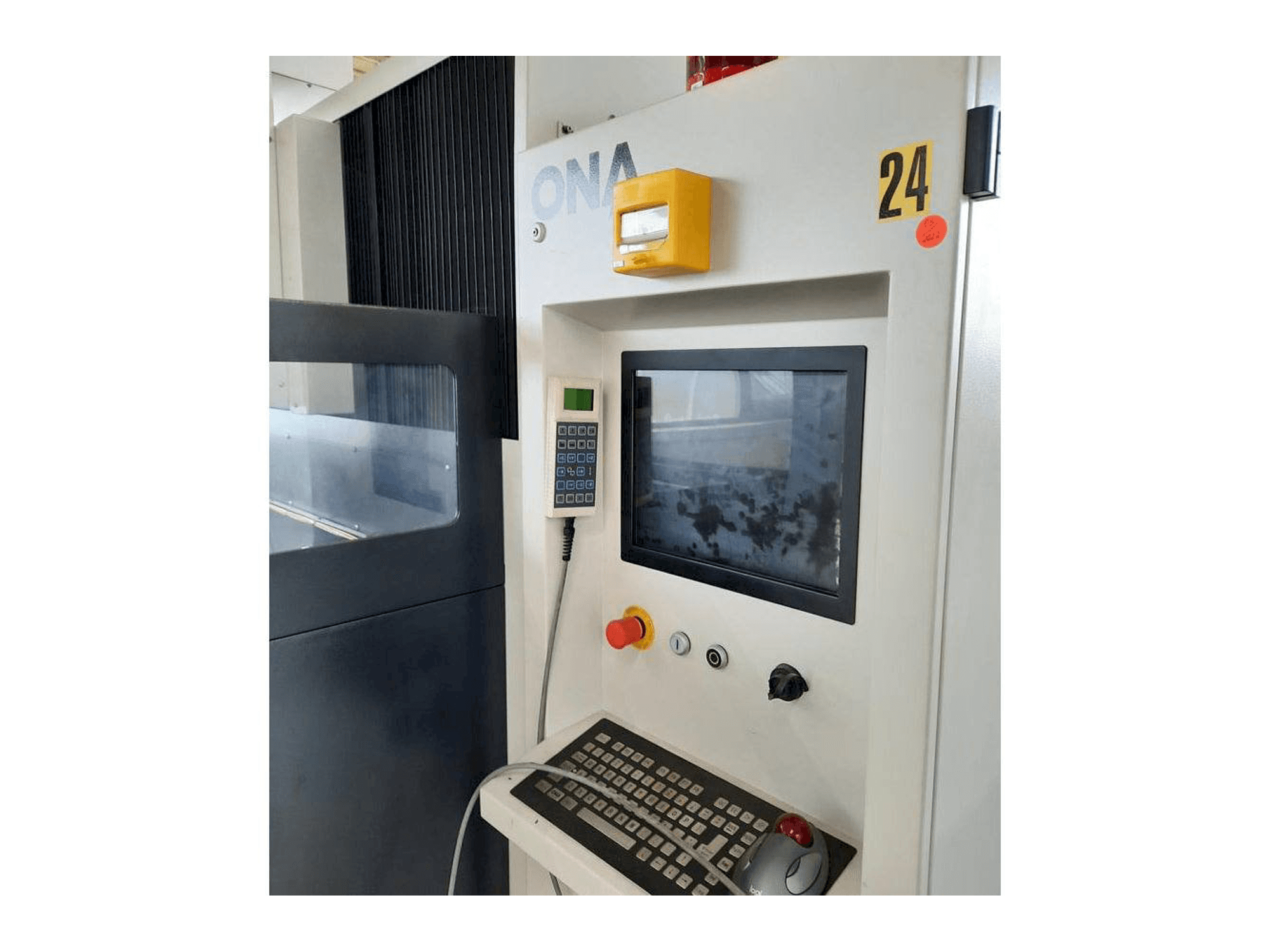 Vooraanzicht van ONA NX4F machine