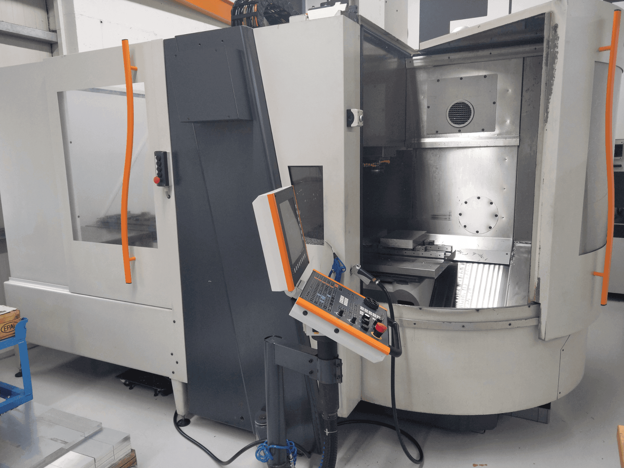 Vooraanzicht van MIKRON HSM 800 machine