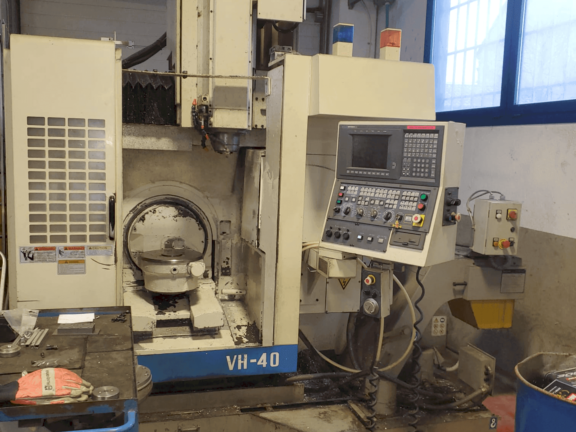 Vooraanzicht van Okuma VH-40 machine