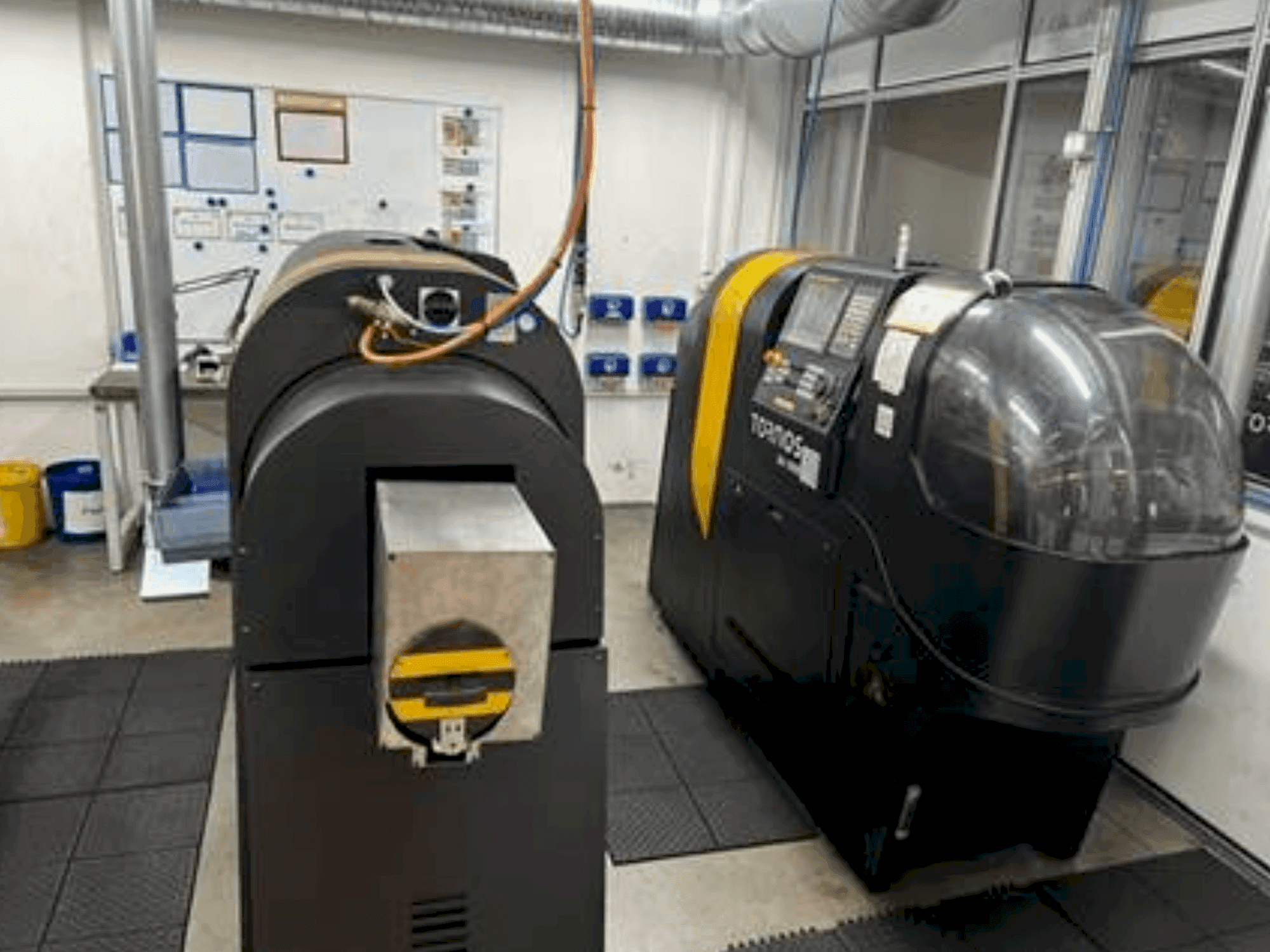 Vooraanzicht van TORNOS BA 1008 machine