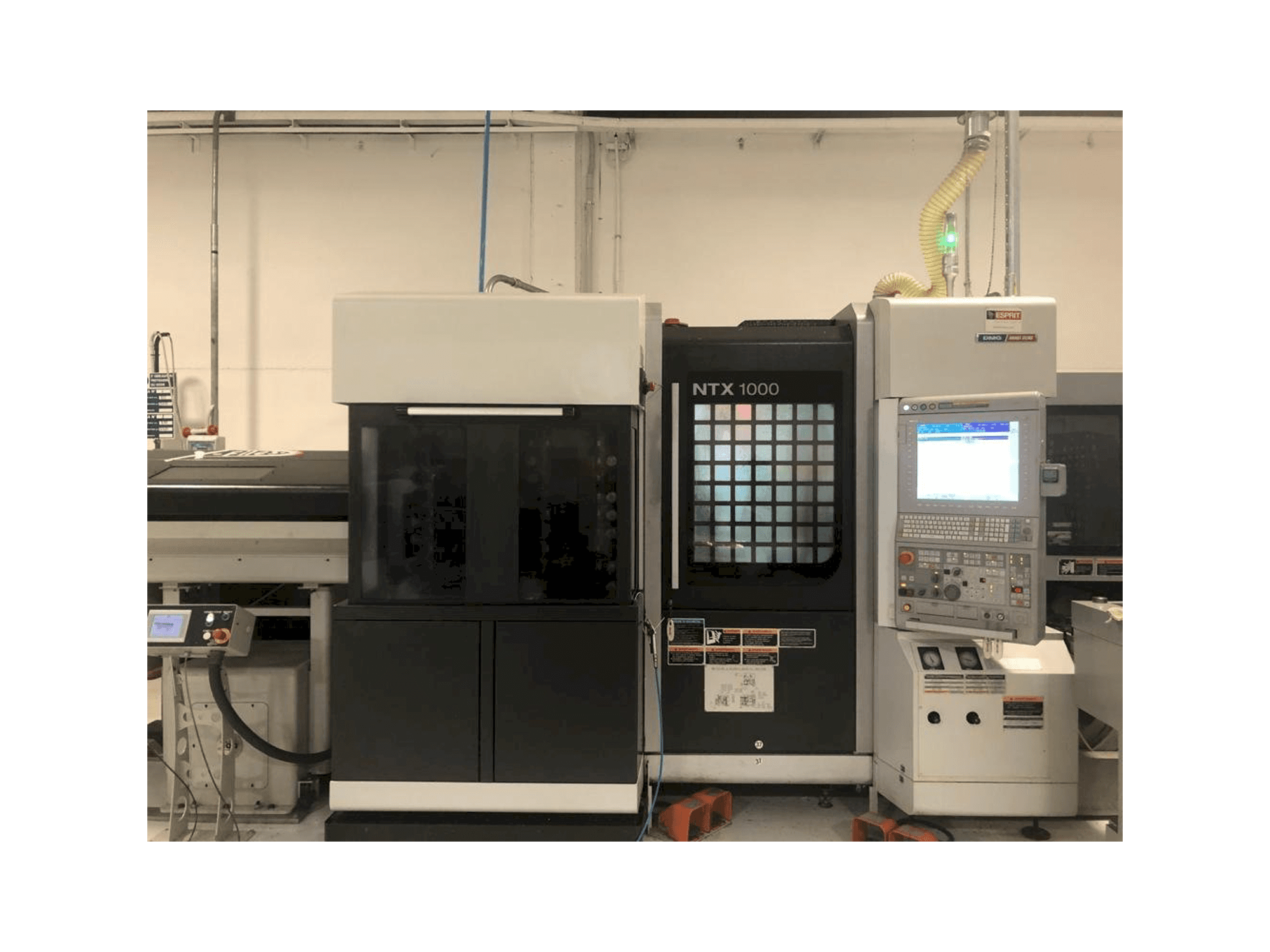 Vooraanzicht van MORI SEIKI NTX1000 machine