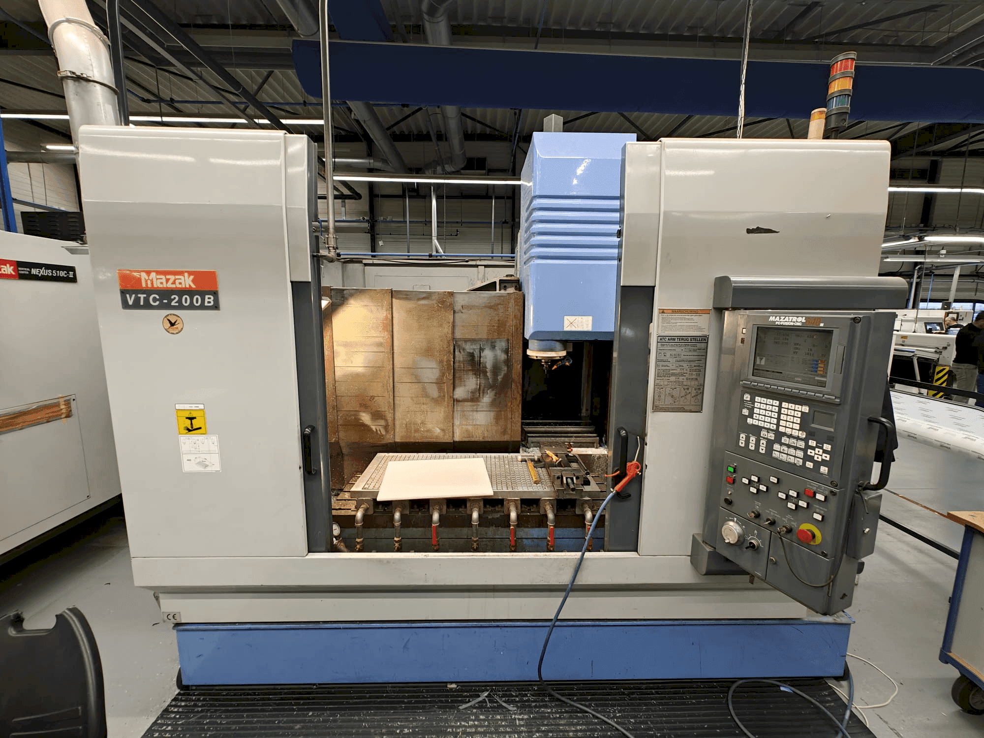 Vooraanzicht van Mazak VTC-200B machine