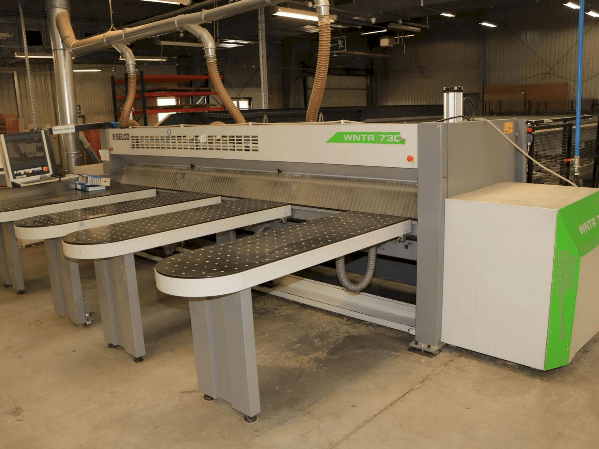 Vooraanzicht van SELCO WNTR 730 machine