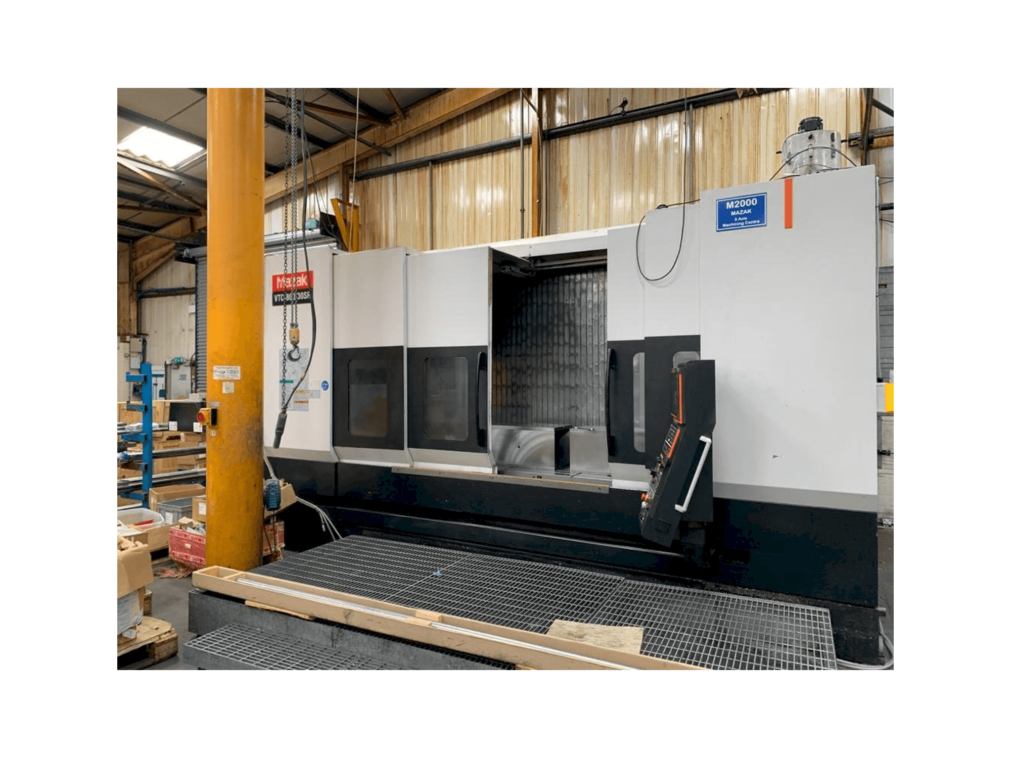 Vooraanzicht van Mazak VTC-800/30SR machine