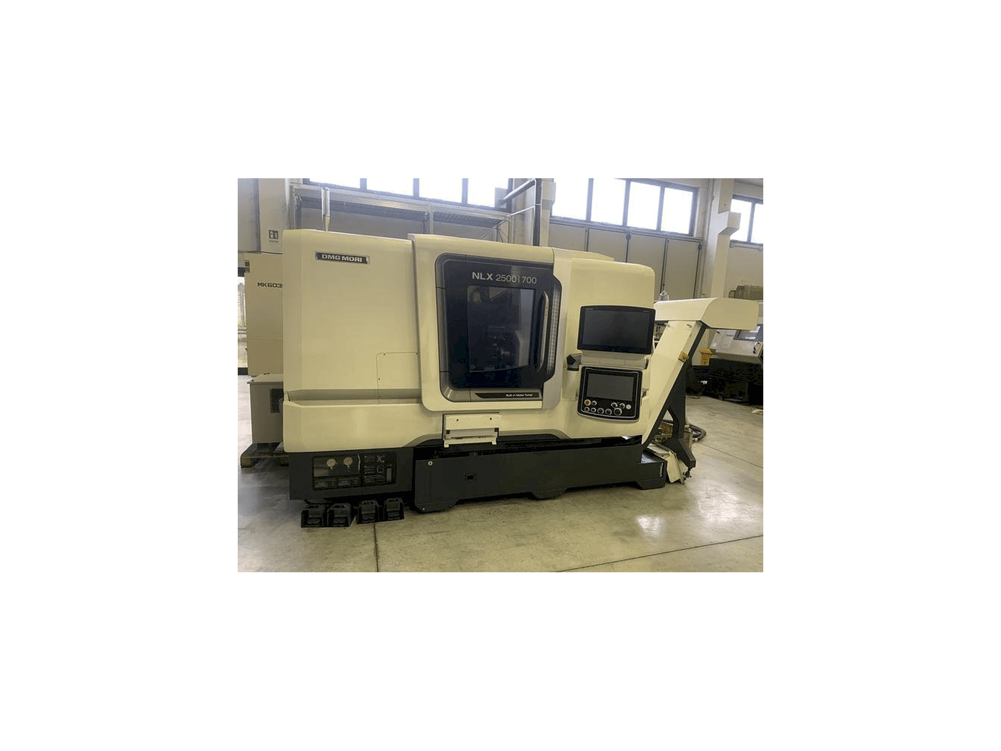 Vooraanzicht van DMG MORI NLX 2500SY machine
