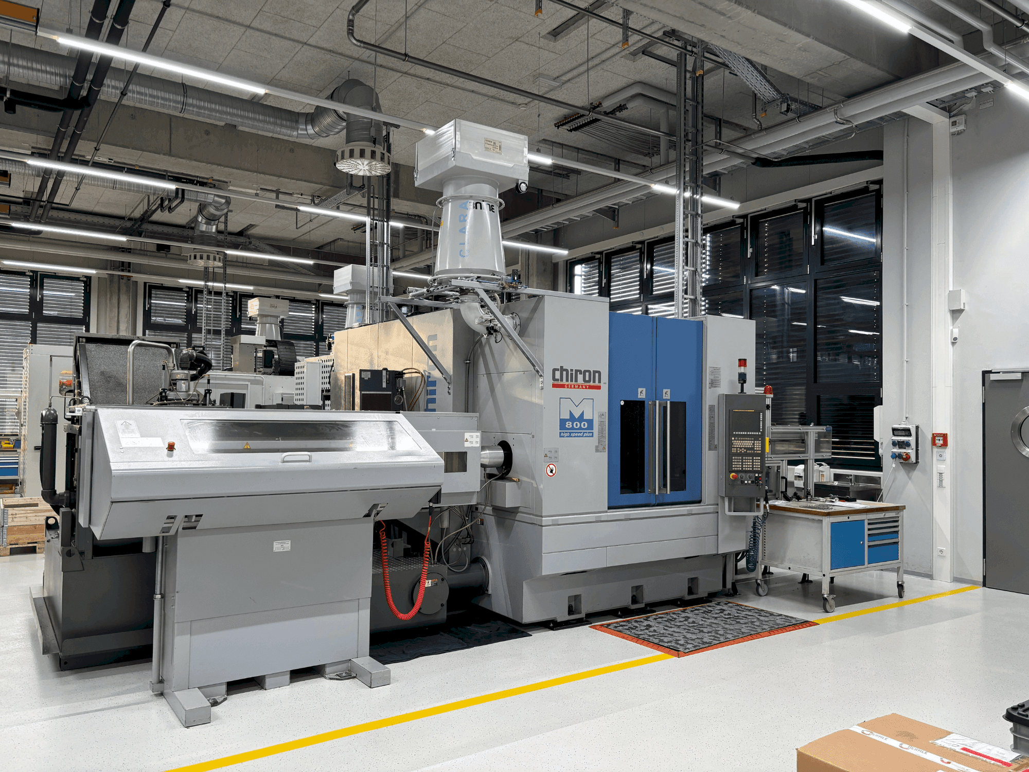 Vooraanzicht van CHIRON Mill 800 machine