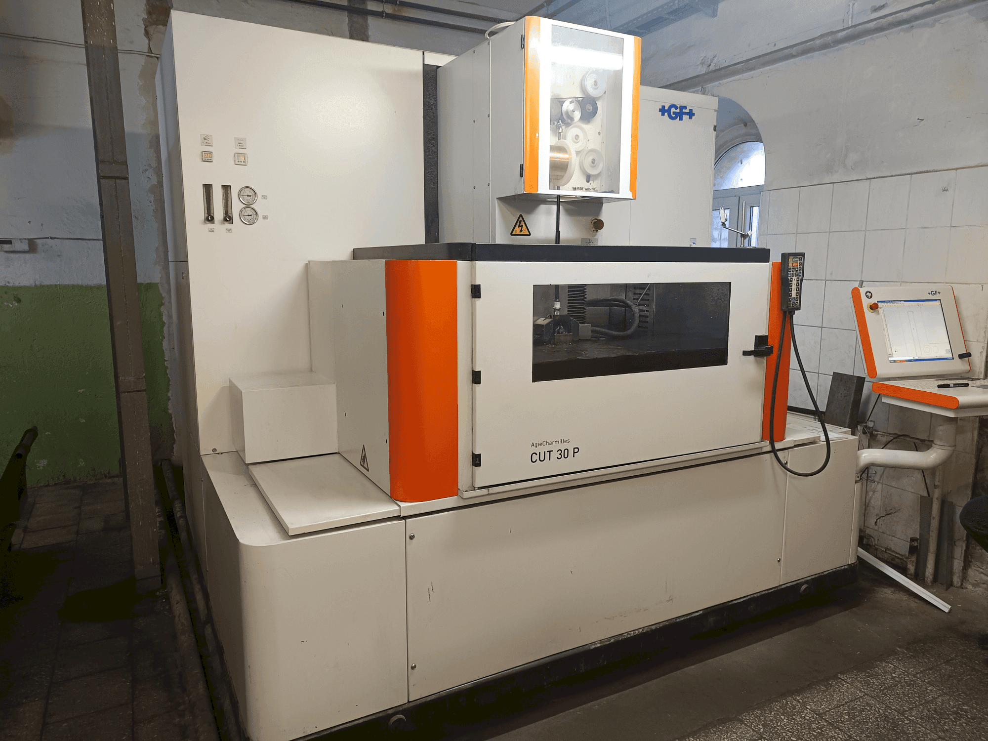 Vooraanzicht van +GF+ Agie Charmilles CUT 30P machine