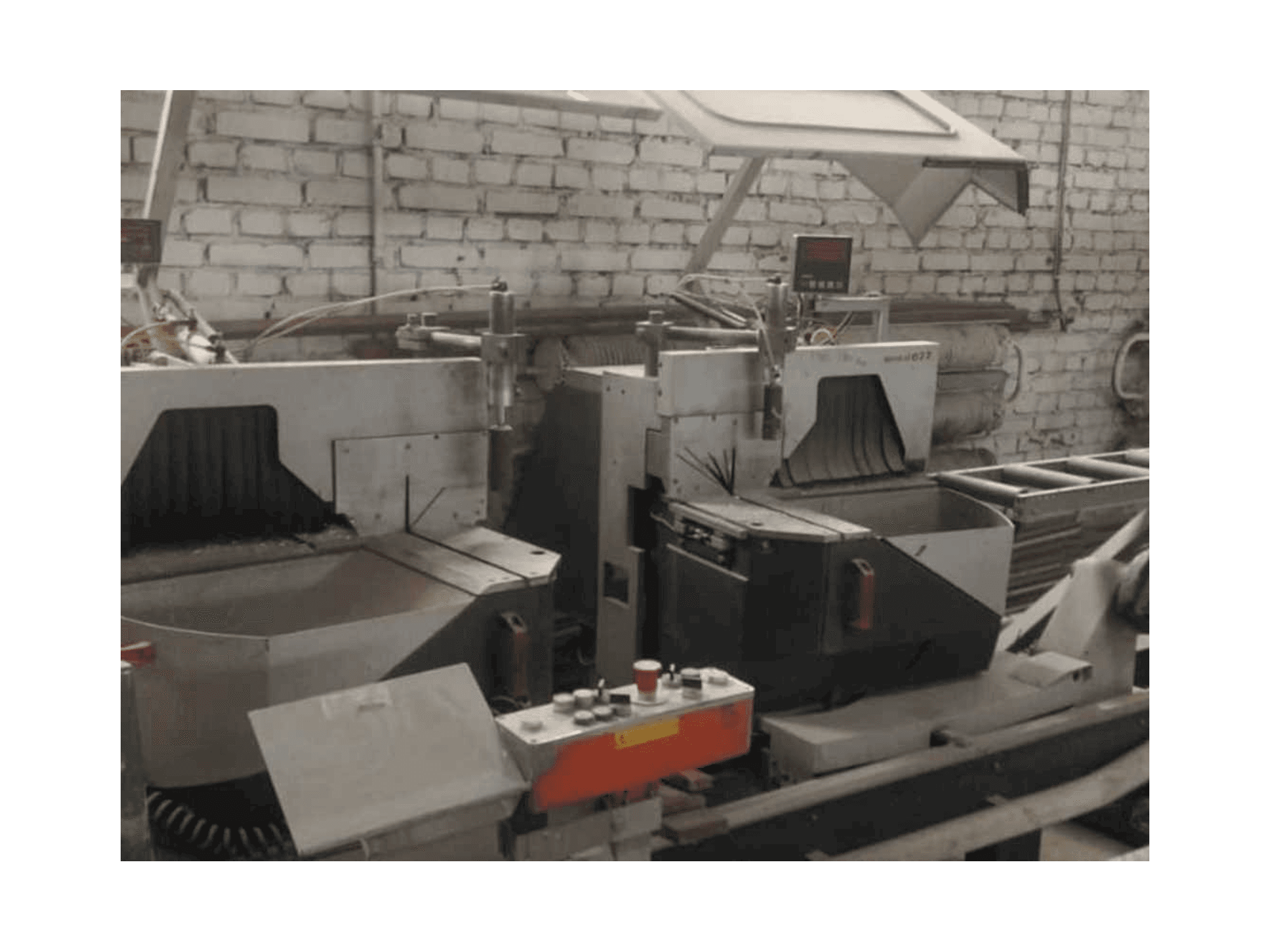 Vooraanzicht van Elumatec DG 104/02 + E111 machine