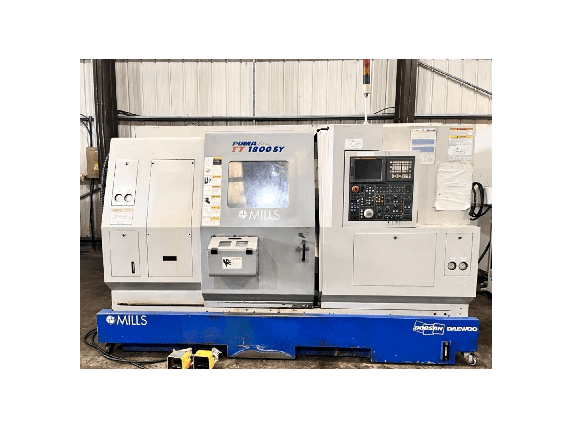 Vooraanzicht van Doosan TT1800SY machine