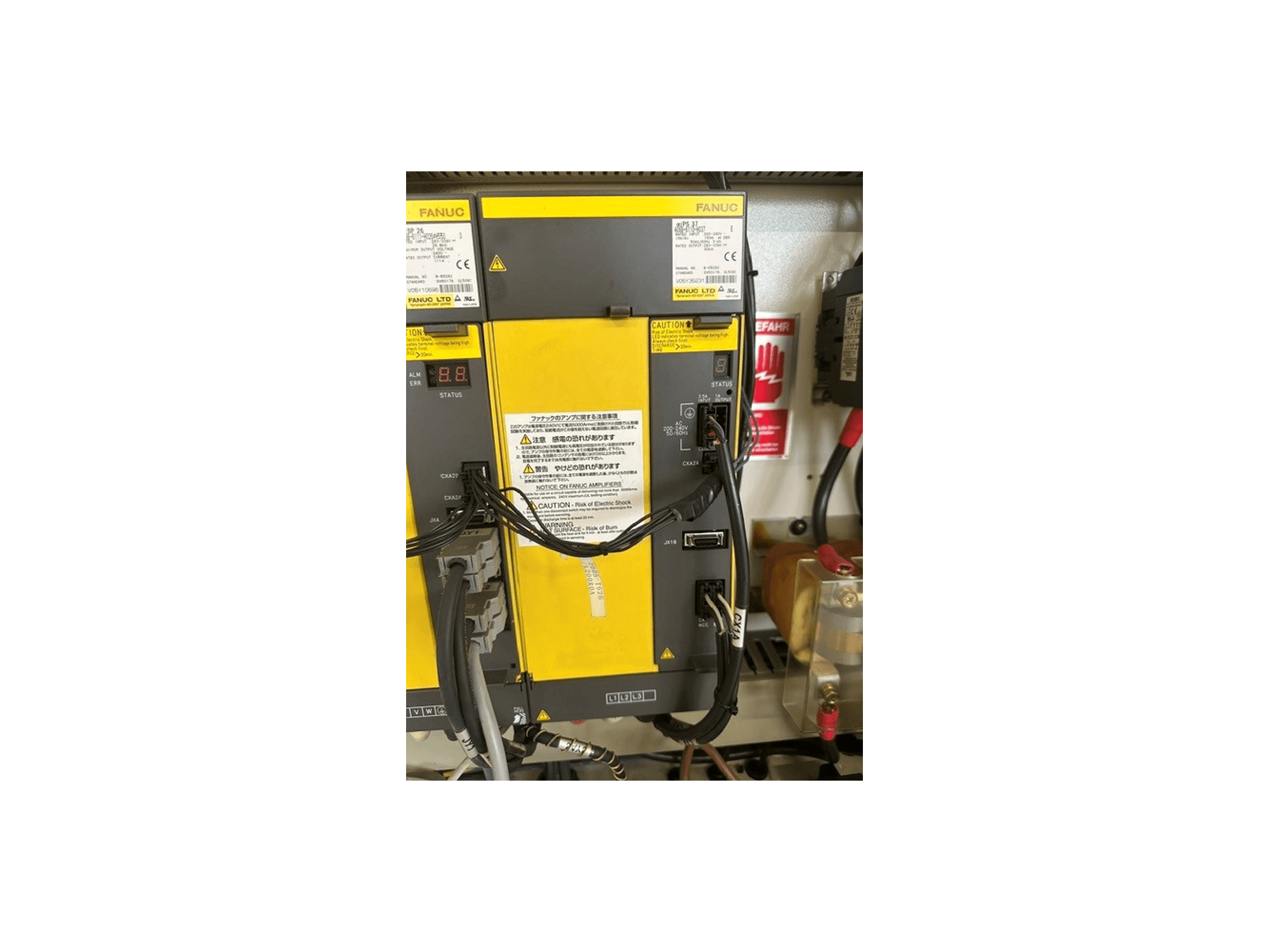 Bedieningspaneel van het universele bewerkingscentrum MIKRON HSM 600 U, met FANUC-onderdelen, statusdisplay en bedradingsaansluitingen.