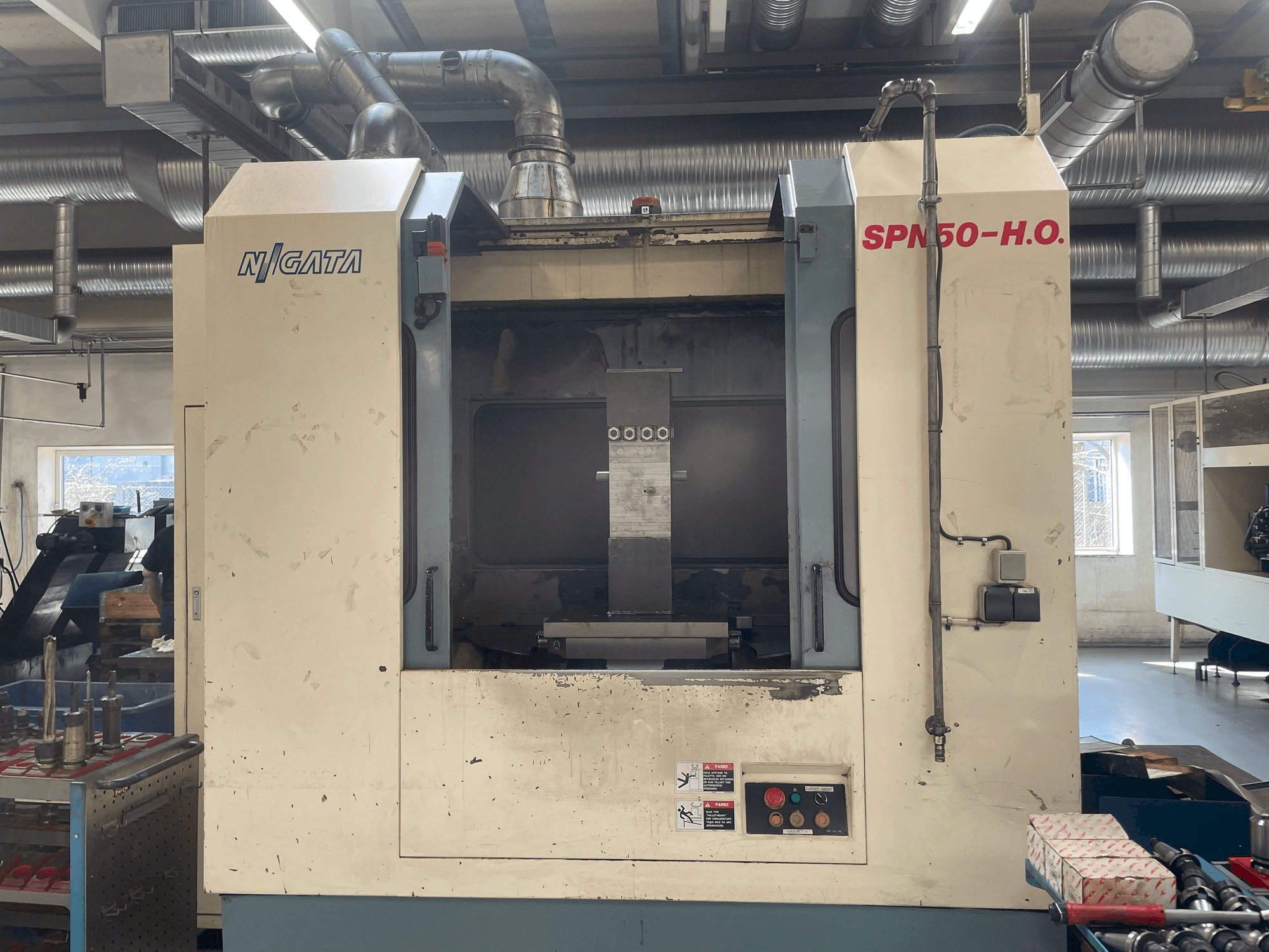 Vooraanzicht van Niigata SPN 50-HO machine