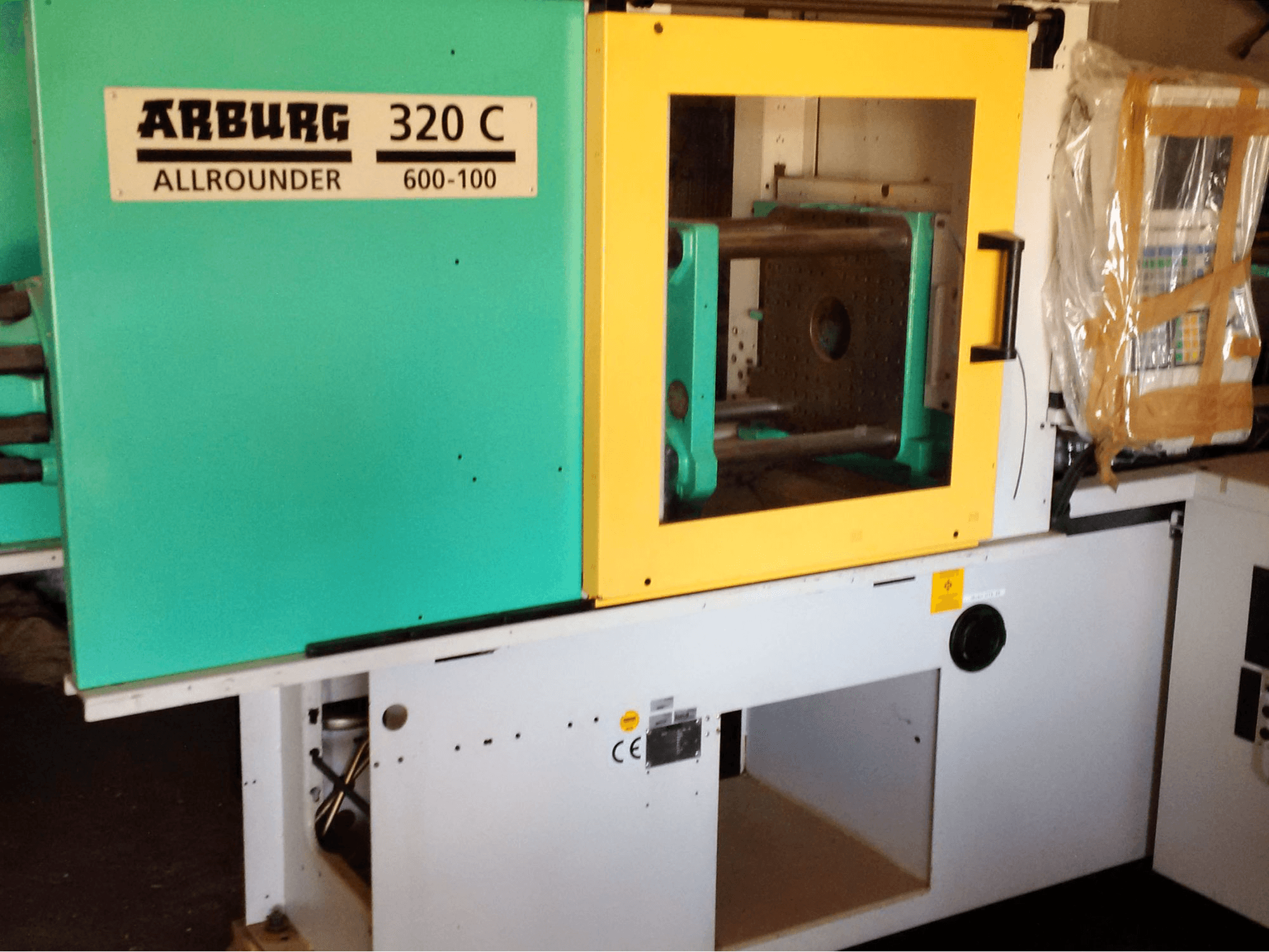 Vooraanzicht van Arburg 320C 600-100 machine