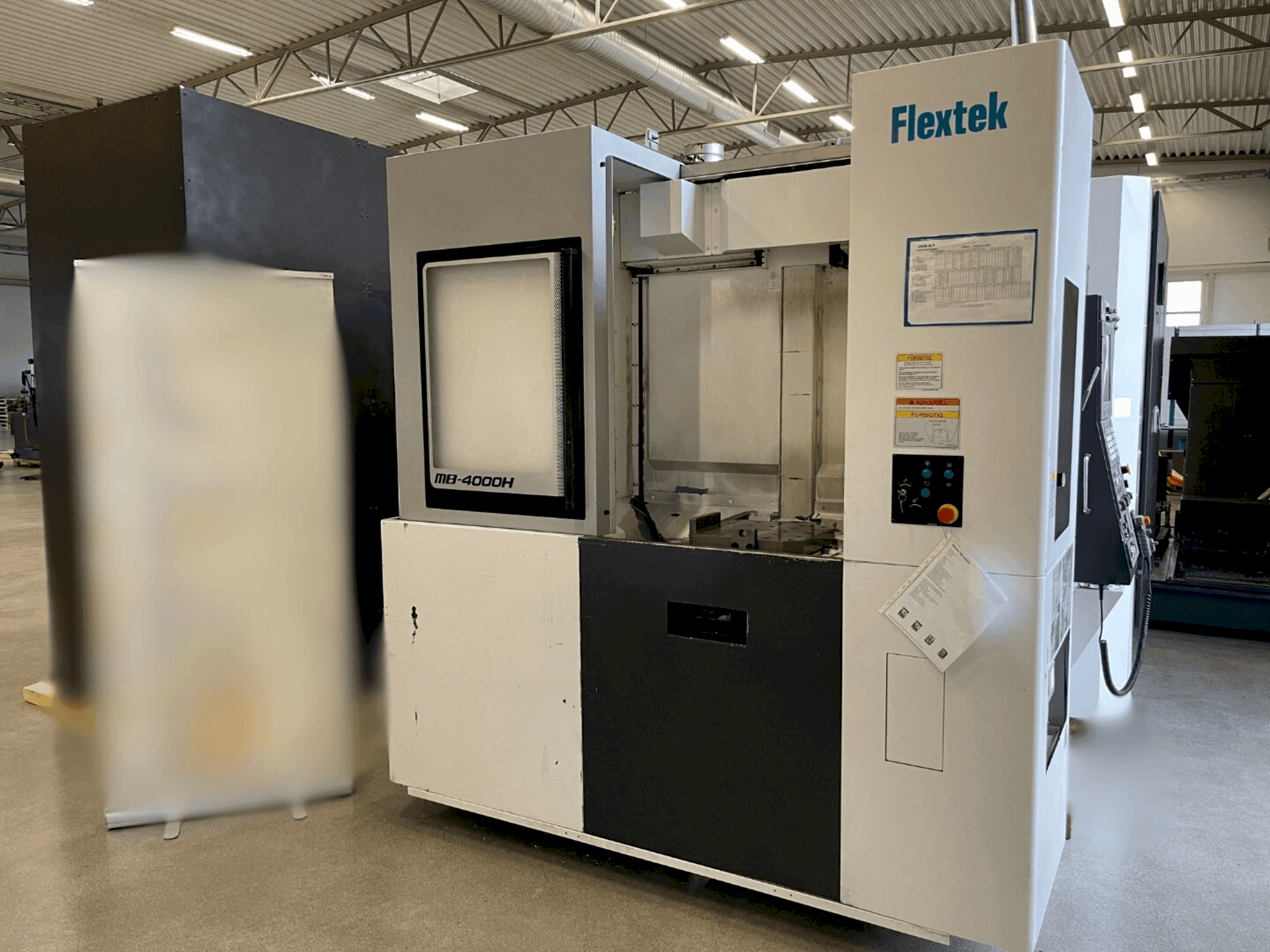 Vooraanzicht van Okuma MB-4000H machine
