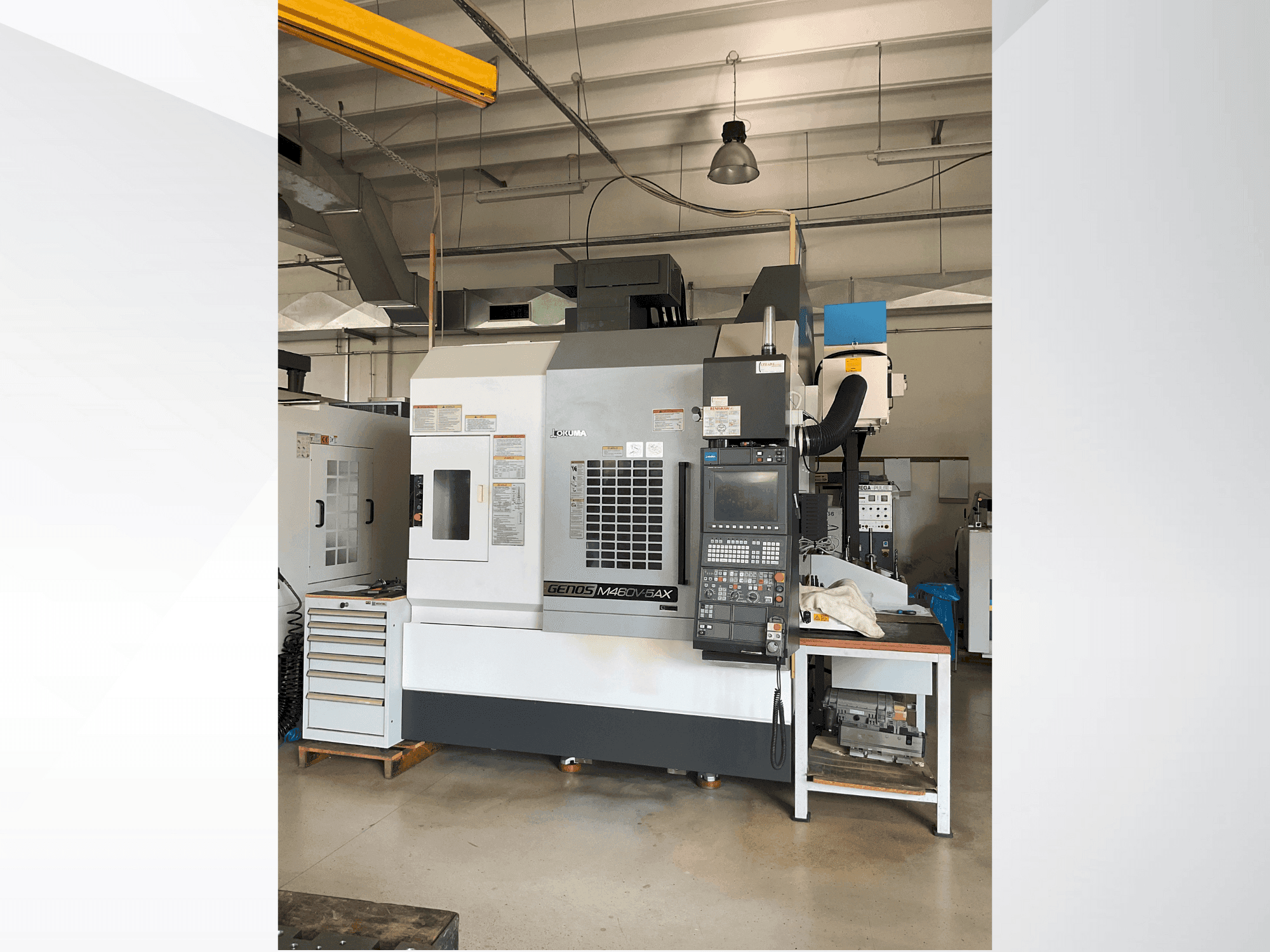 Vooraanzicht van Okuma GENOS M460V-5AX machine