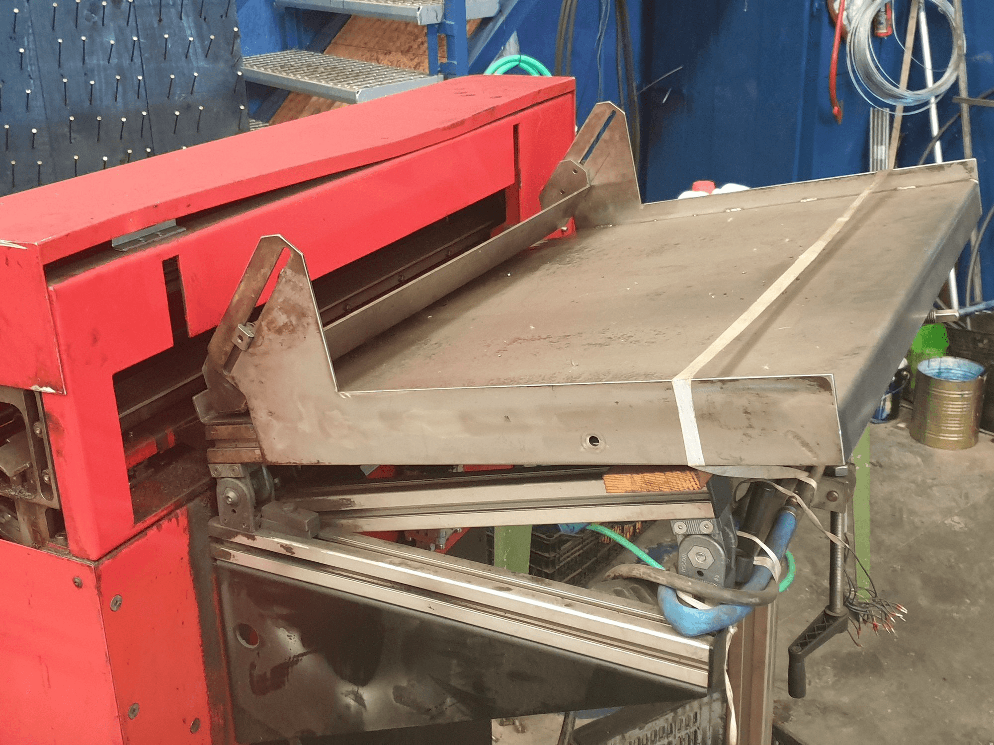 Linkerzijdeaanzicht van EMCO LM 800 machine