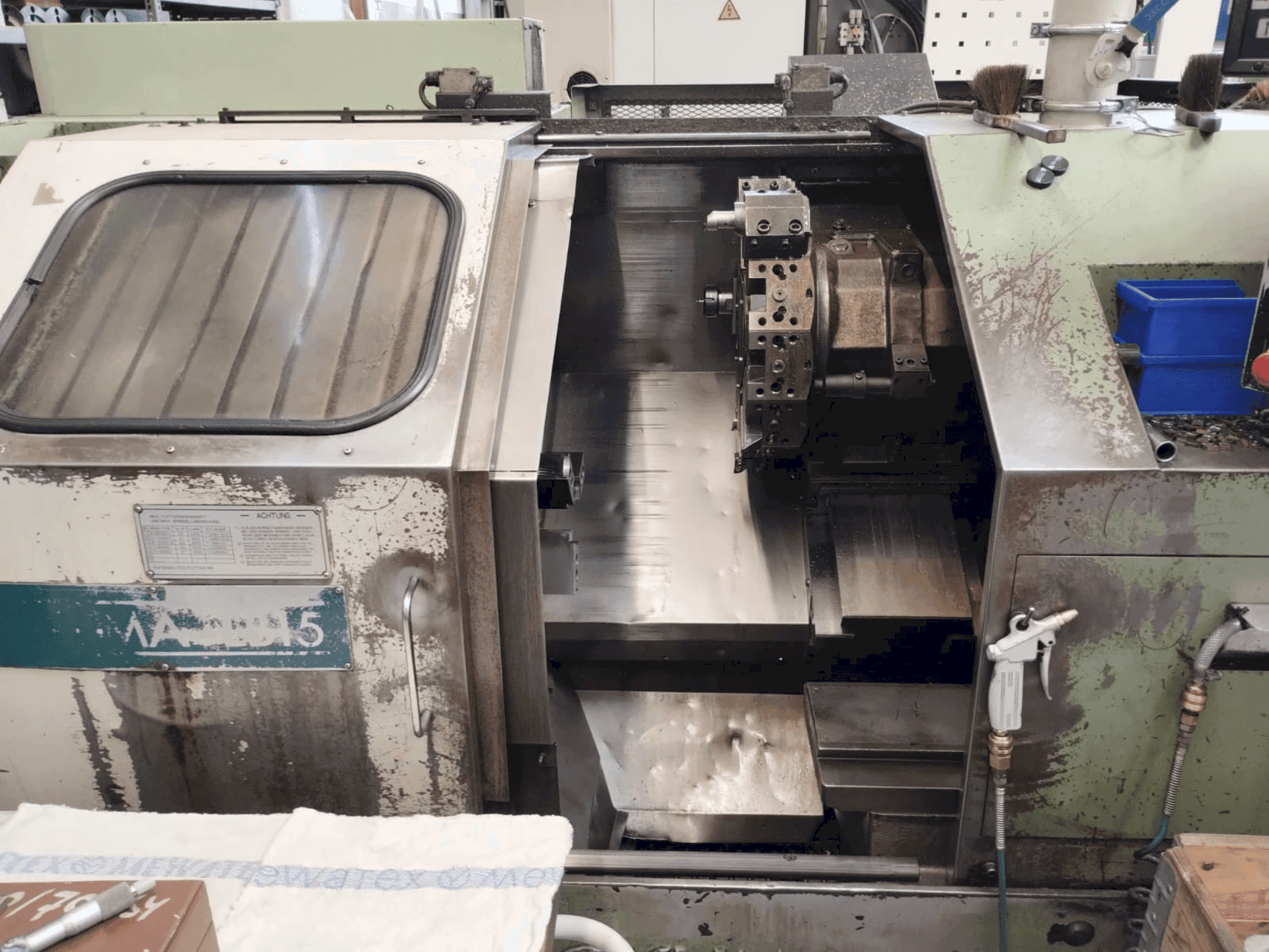 Vooraanzicht van Okuma LB15 machine