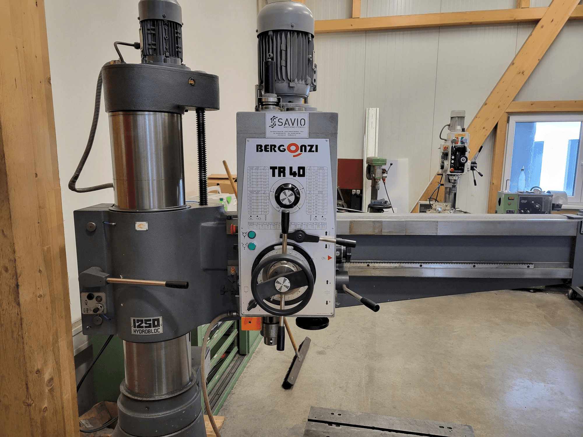 Vooraanzicht van BERGONZI TR40/1250H machine