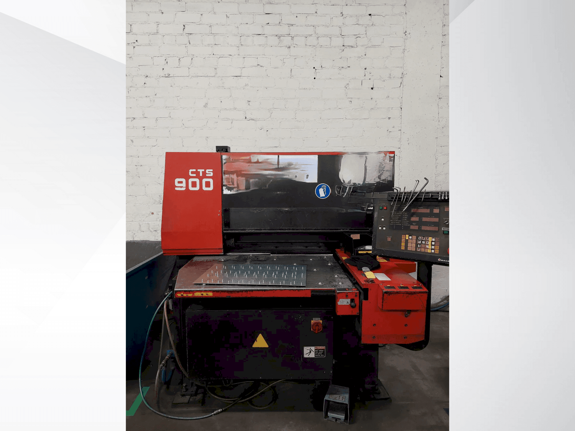 Vooraanzicht van AMADA CTS-900 machine